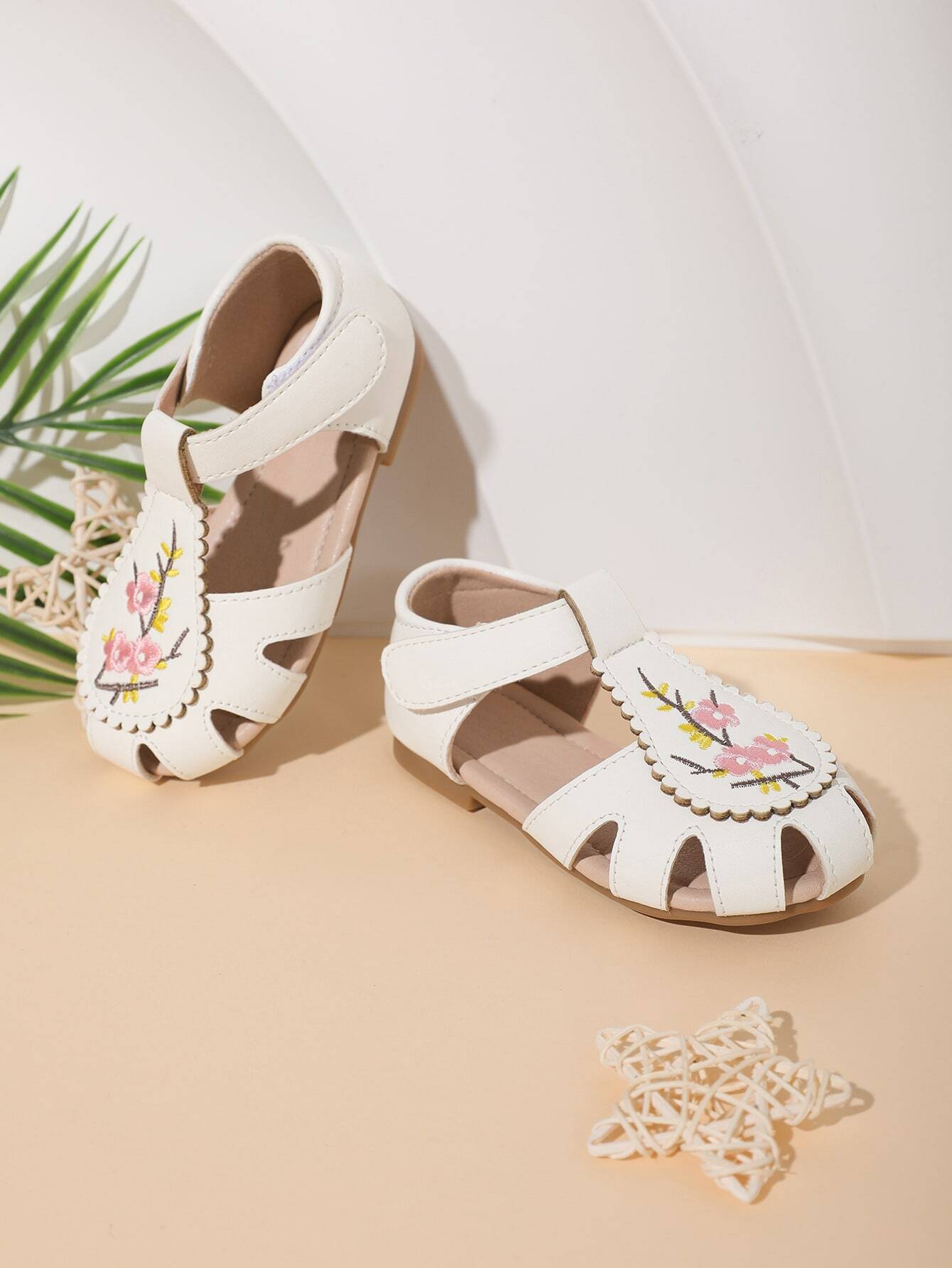1 Pair Baby Girls' Hollow Out Flat Sandals With Embroidery Decor