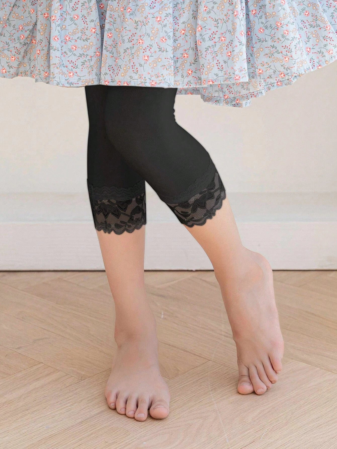 1pair Toddler Girls' Super Stretchy Lace Trimmed Seven-Point Leggings