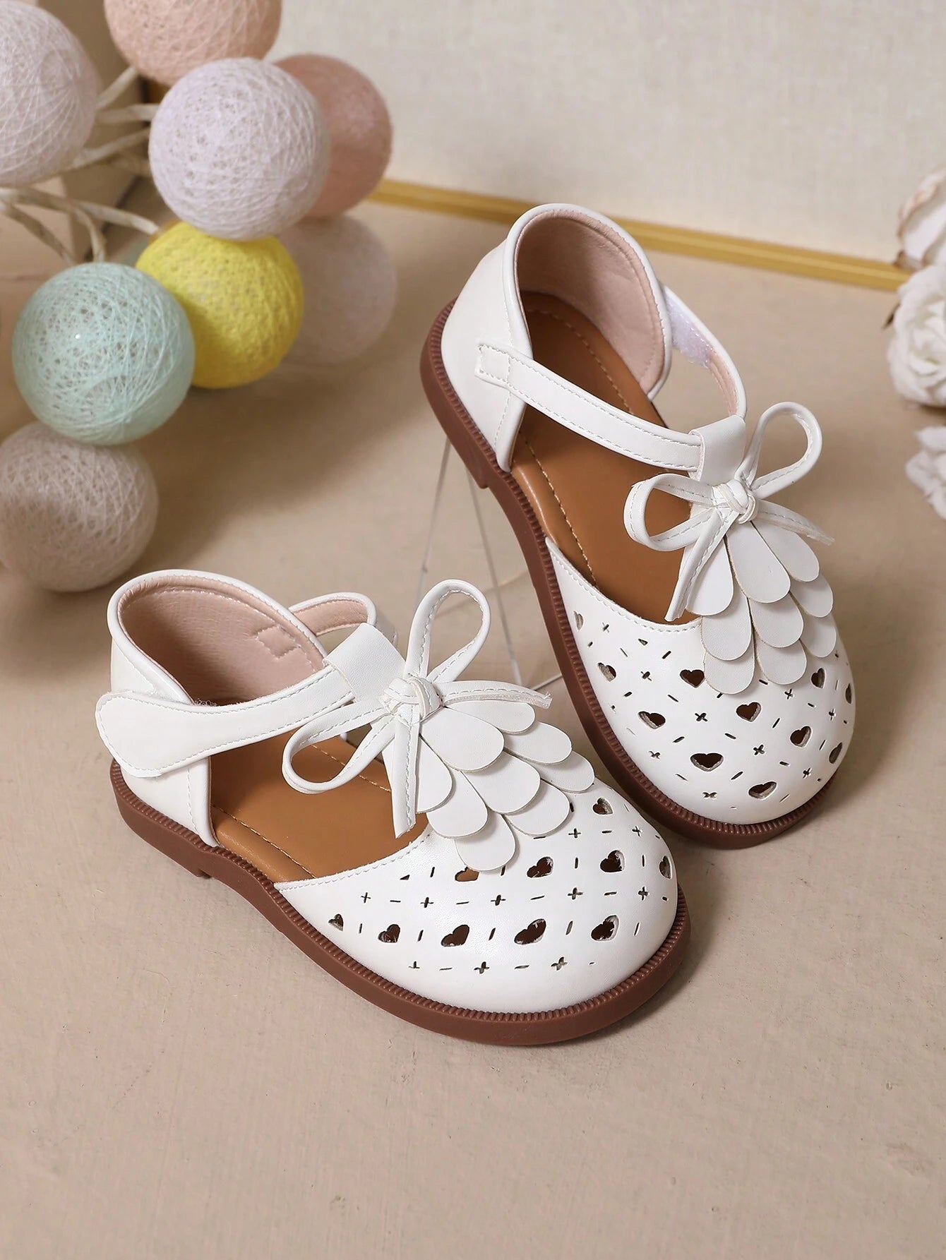 Baby Girls Mary Jane Shoes, Hollow Out Heart-Shaped With Gold Tassel Bowknot