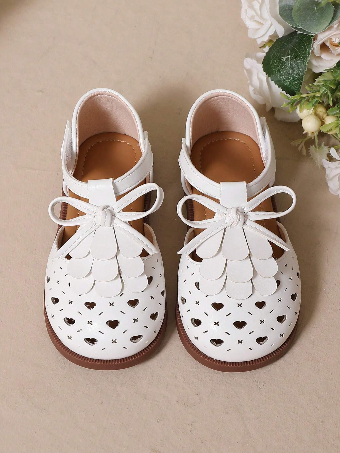 Baby Girls Mary Jane Shoes, Hollow Out Heart-Shaped With Gold Tassel Bowknot White
