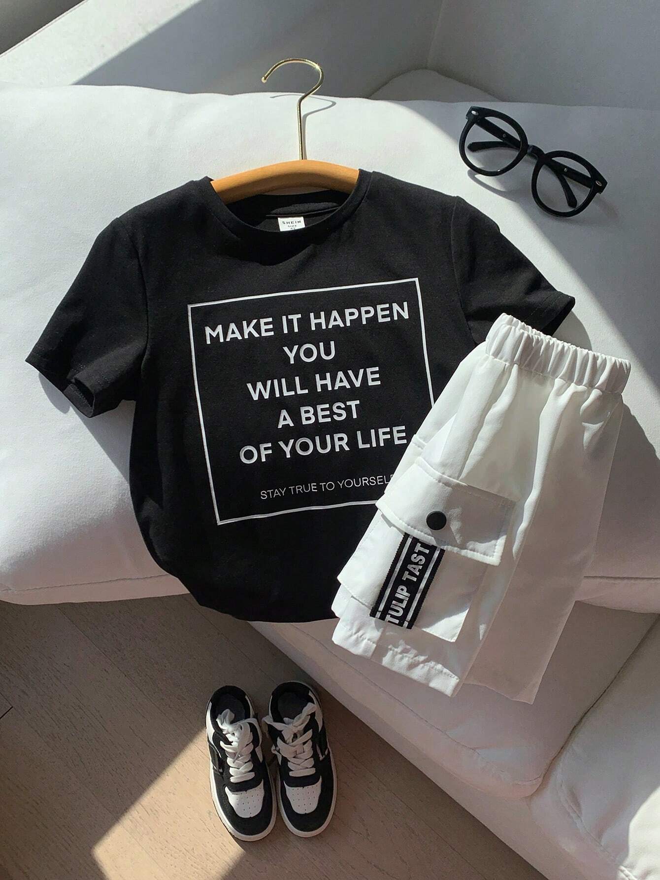 2pcs Young Boys' Street Style Slogan Printed Round Neck T-Shirt With 3d Pocket & Weave Ribbon Detailing And Colorblock Four Button Shorts Set Black & White