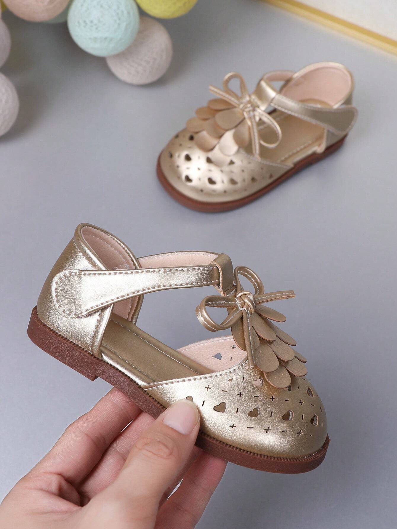 Baby Girls Mary Jane Shoes, Hollow Out Heart-Shaped With Gold Tassel Bowknot