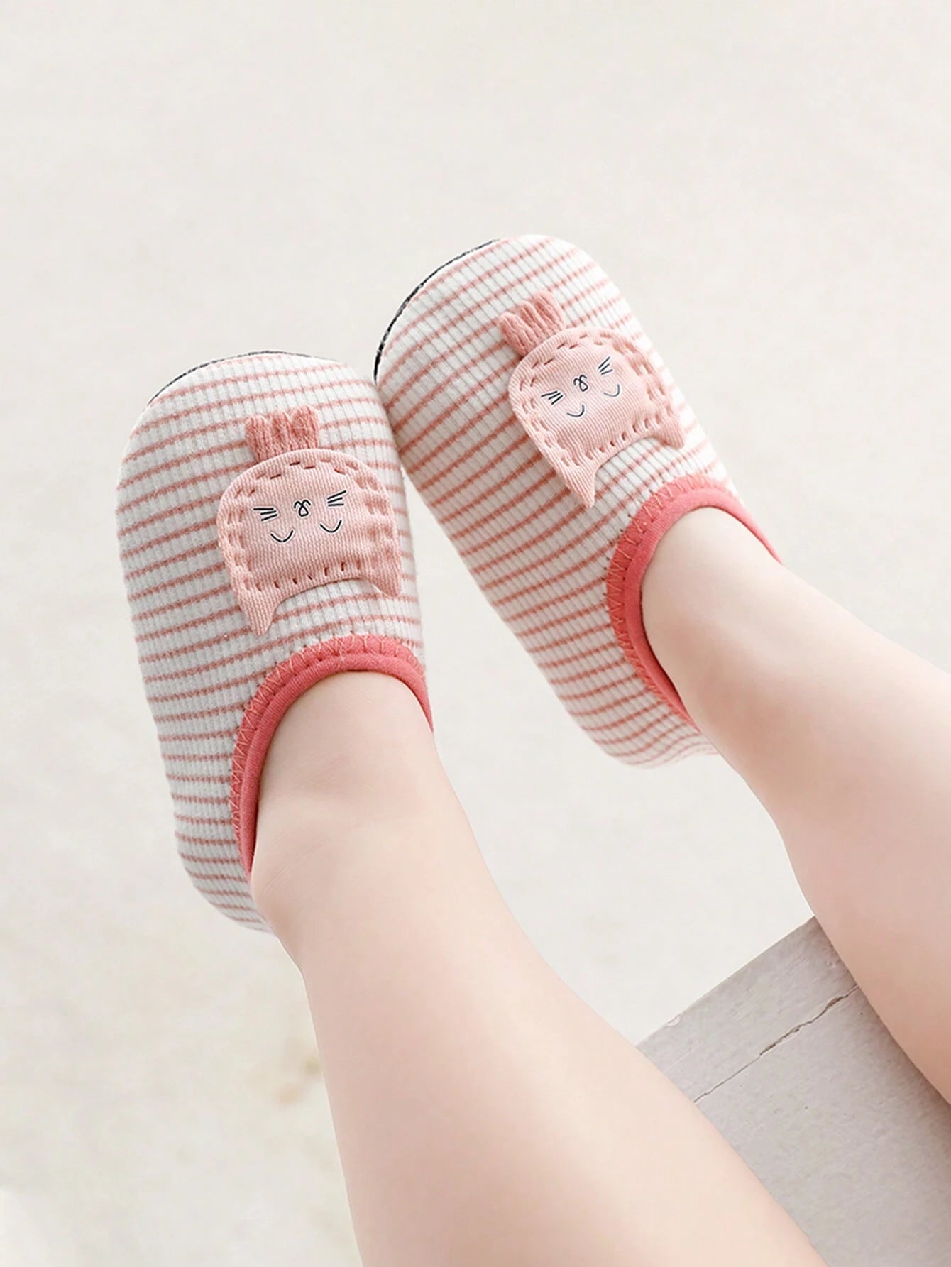 1 Pair Baby Shoes, Suitable For Indoor Anti-Slip Walking, Soft Sole Footwear With Cute Cartoon Design Pink