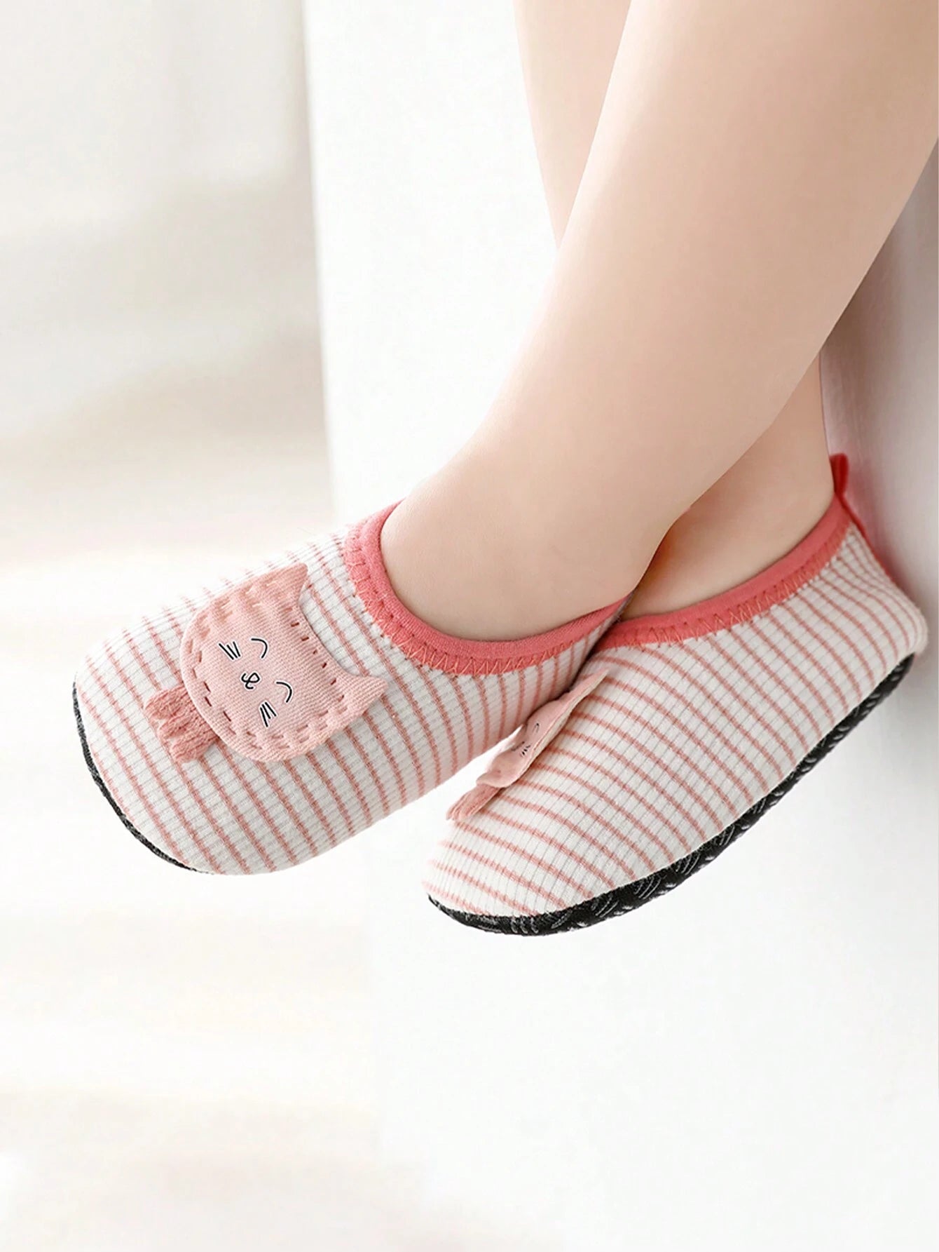 1 Pair Baby Shoes, Suitable For Indoor Anti-Slip Walking, Soft Sole Footwear With Cute Cartoon Design