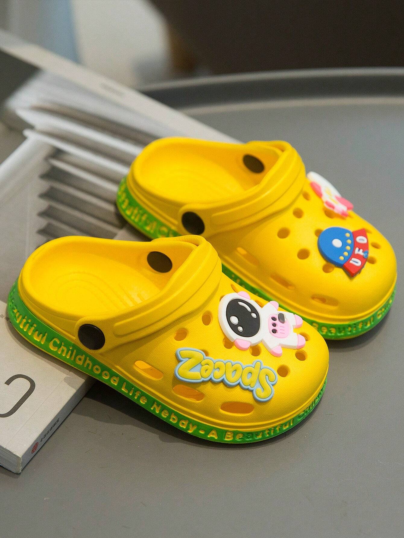 1 Pair Kids' Cartoon Pattern Clogs Yellow