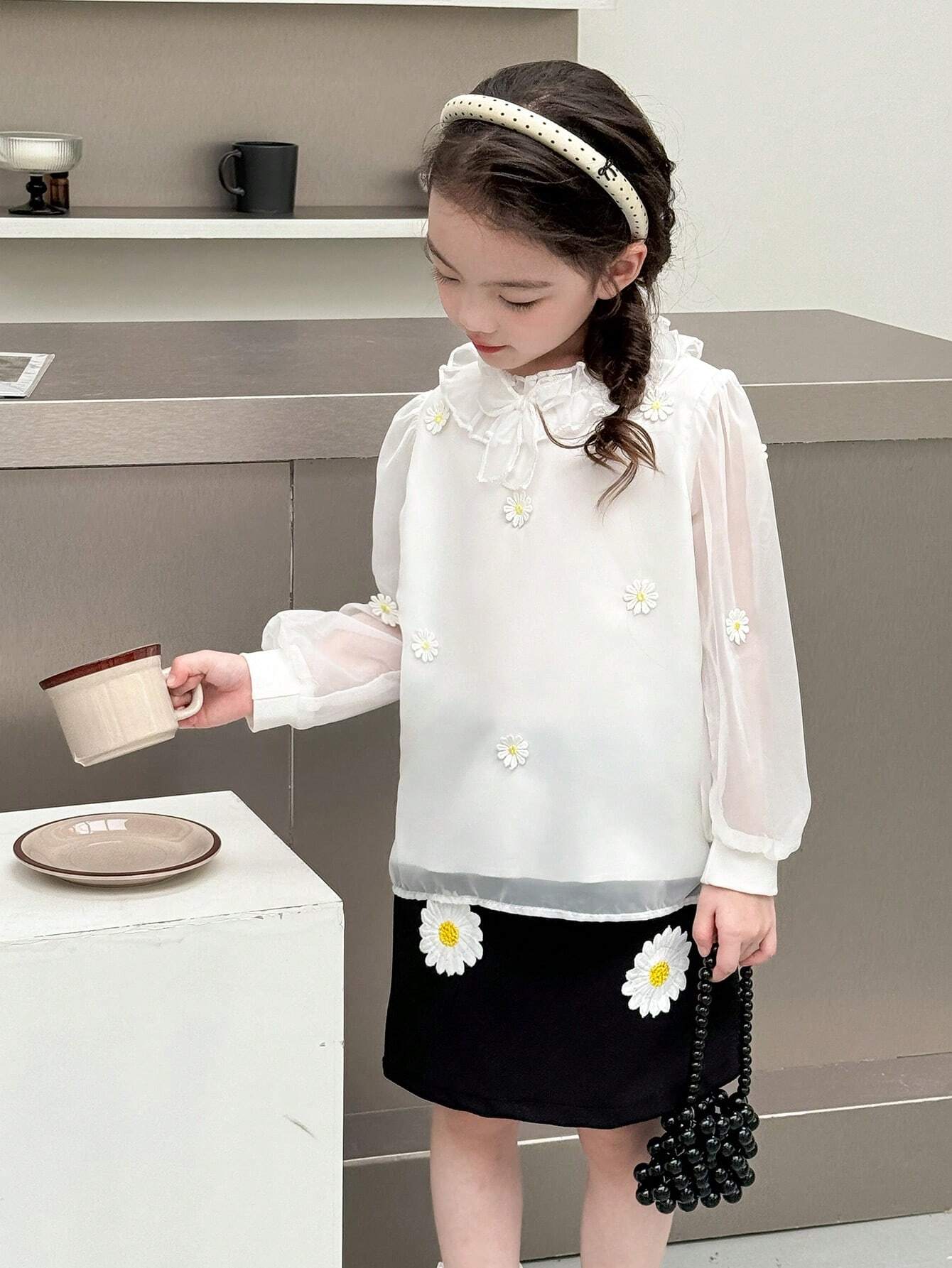 Young Girl's Elegant Fashion Stand Collar Ruffle Organza Blouse Matched With Daisy Applique A-Line Skirt