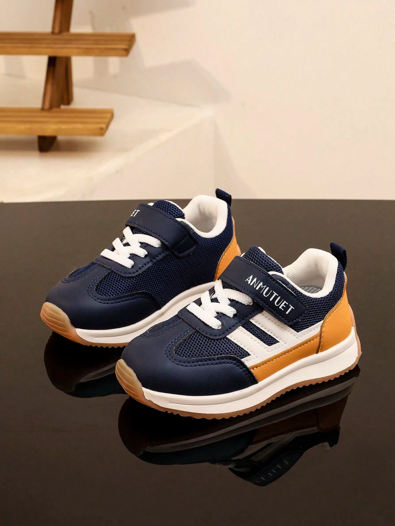 Fashionable Soft Bottom Mesh Breathable Sports Shoes