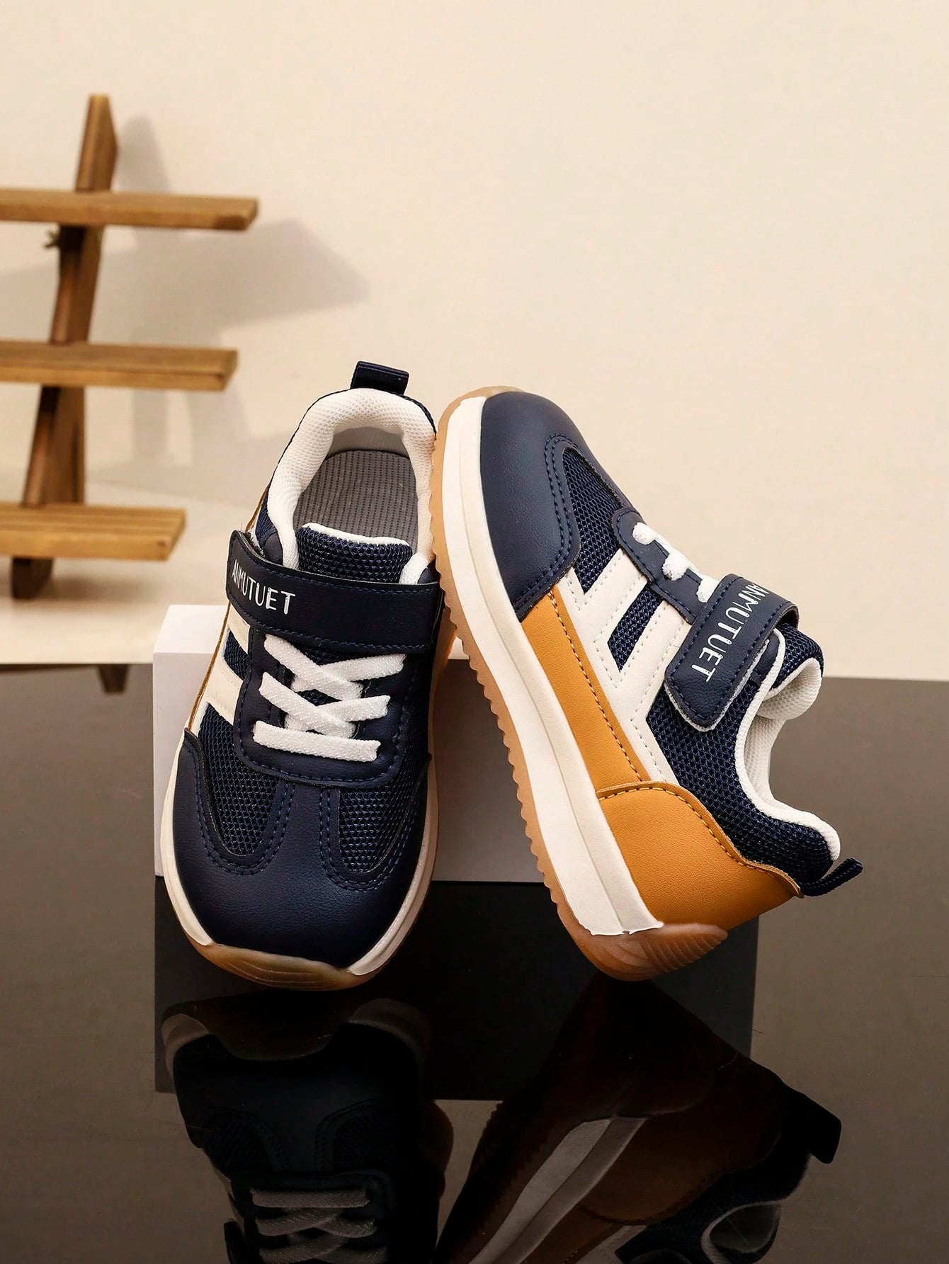 Fashionable Soft Bottom Mesh Breathable Sports Shoes