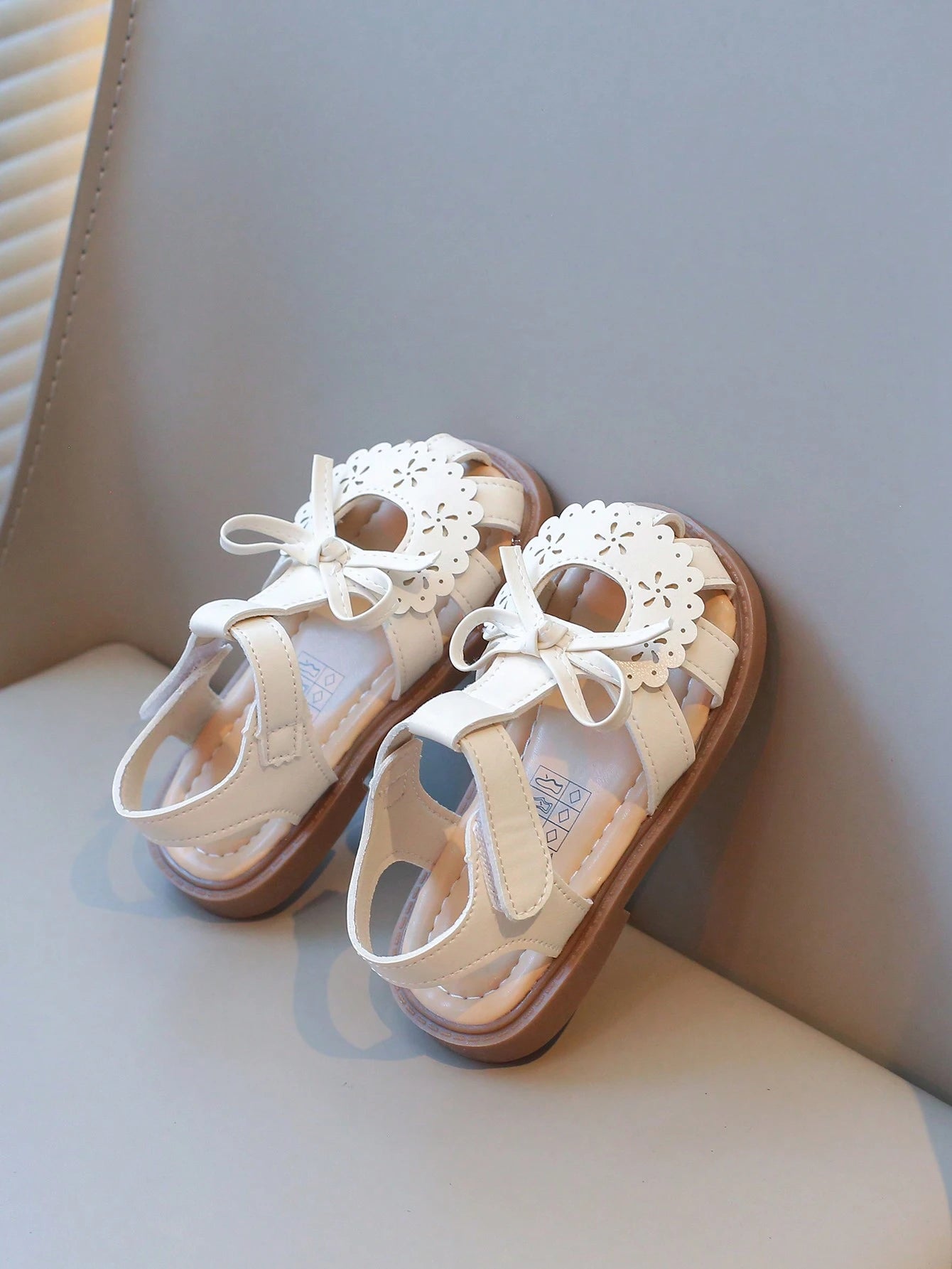 1 Pair Summer New Girls Princess Bowknot Hollow Flat Sandals