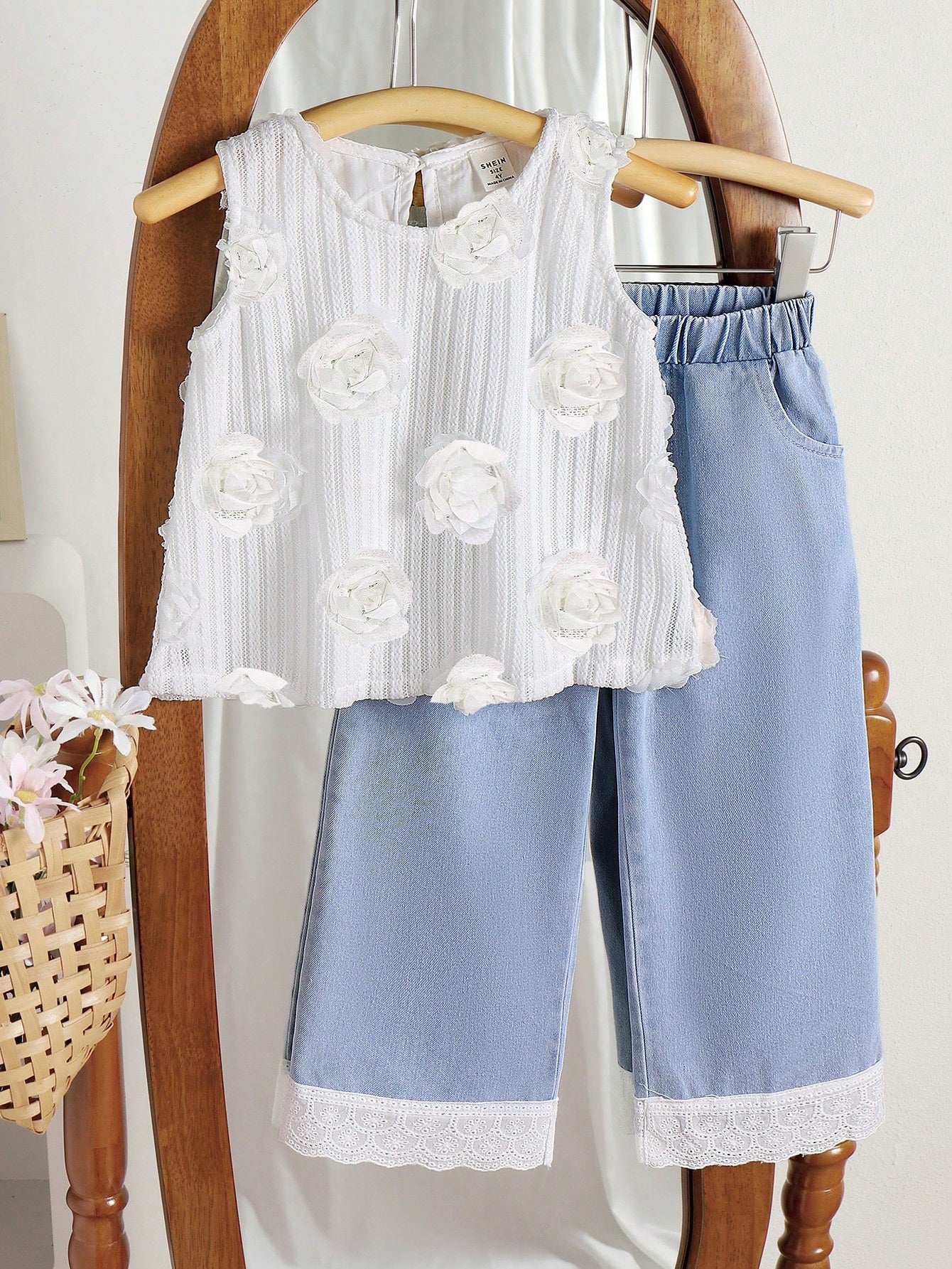 Young Girl' Elegant Countryside Floral Printed Vest Top And Ruffled Light Blue Denim Jeans White