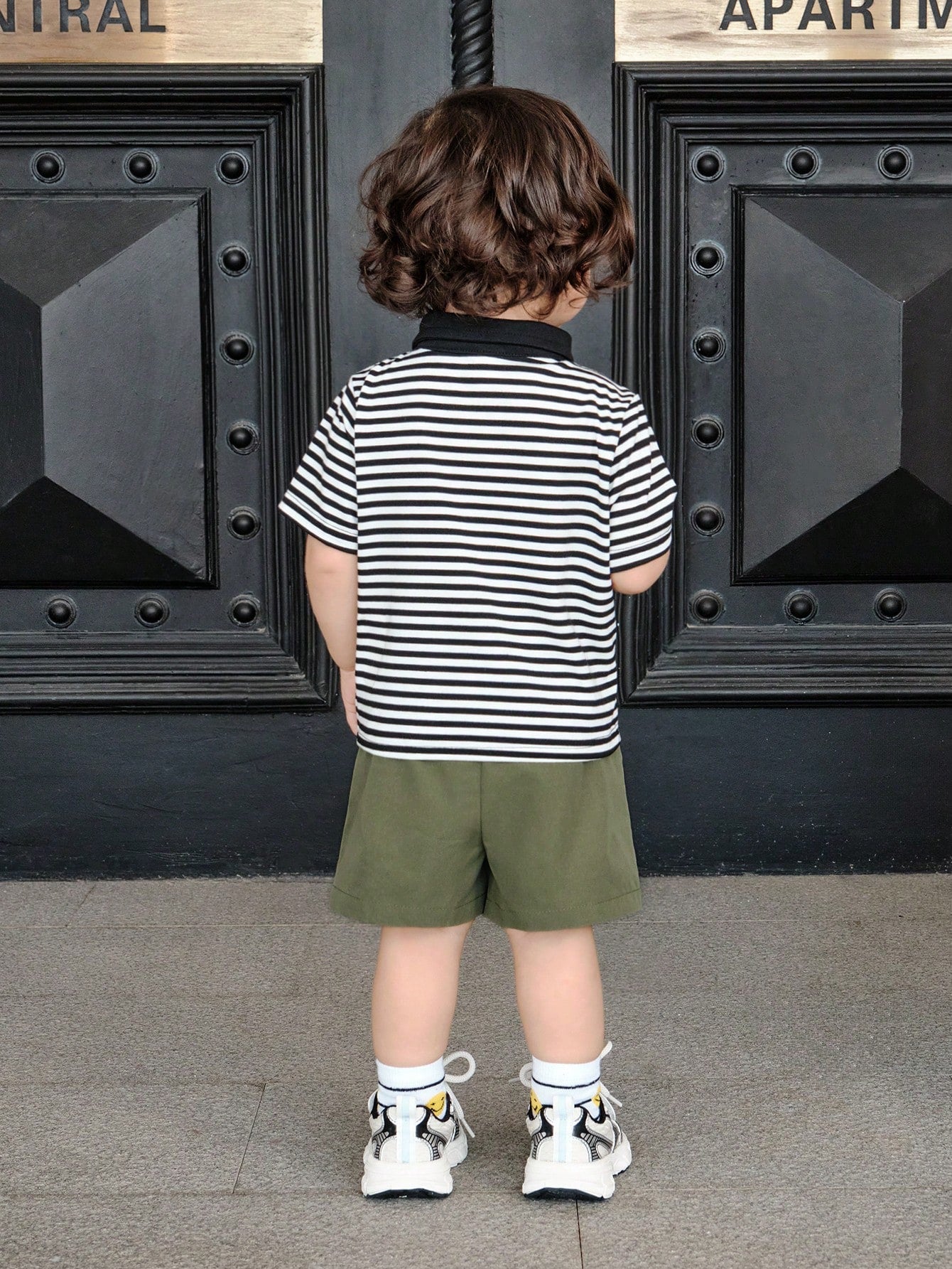 2pcs Baby Kids Short Sleeve Turndown Collar Snap Patch Top And Elastic Waist Shorts Set