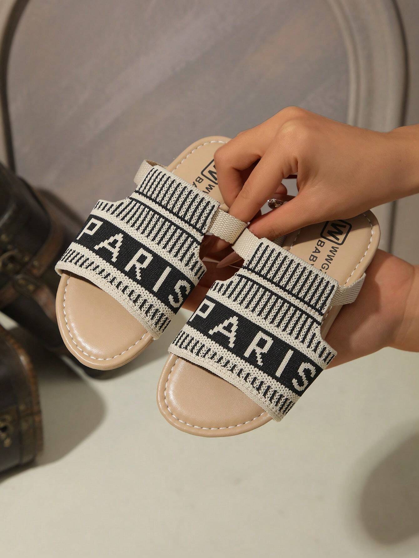 EuropeAn-American Style Round Toe Letter Embroidered Beach Slippers