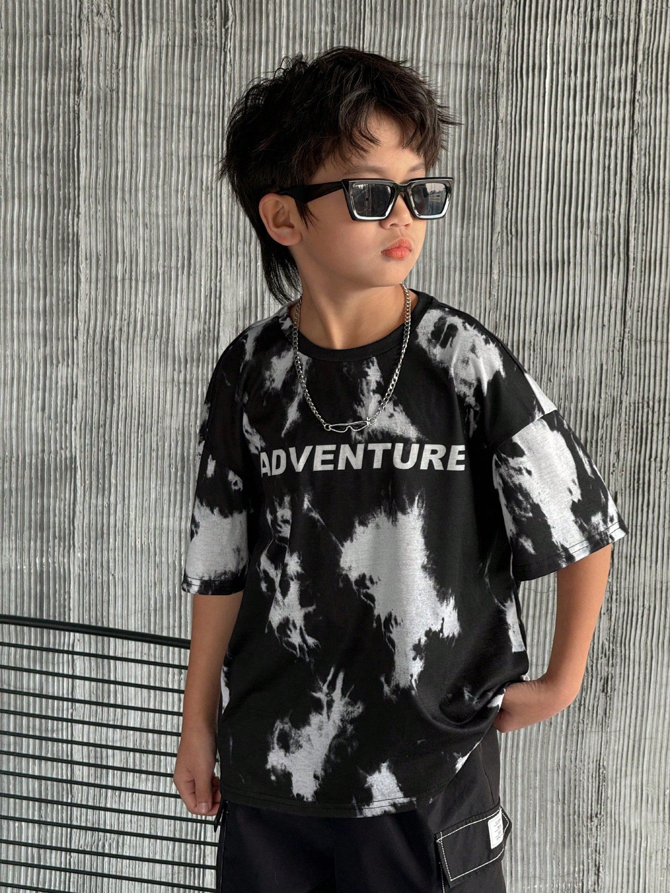 2pcs Tween Boys Tie-Dye Pattern Loose Round Neck T-Shirt And Contrast Color Stripe Pants