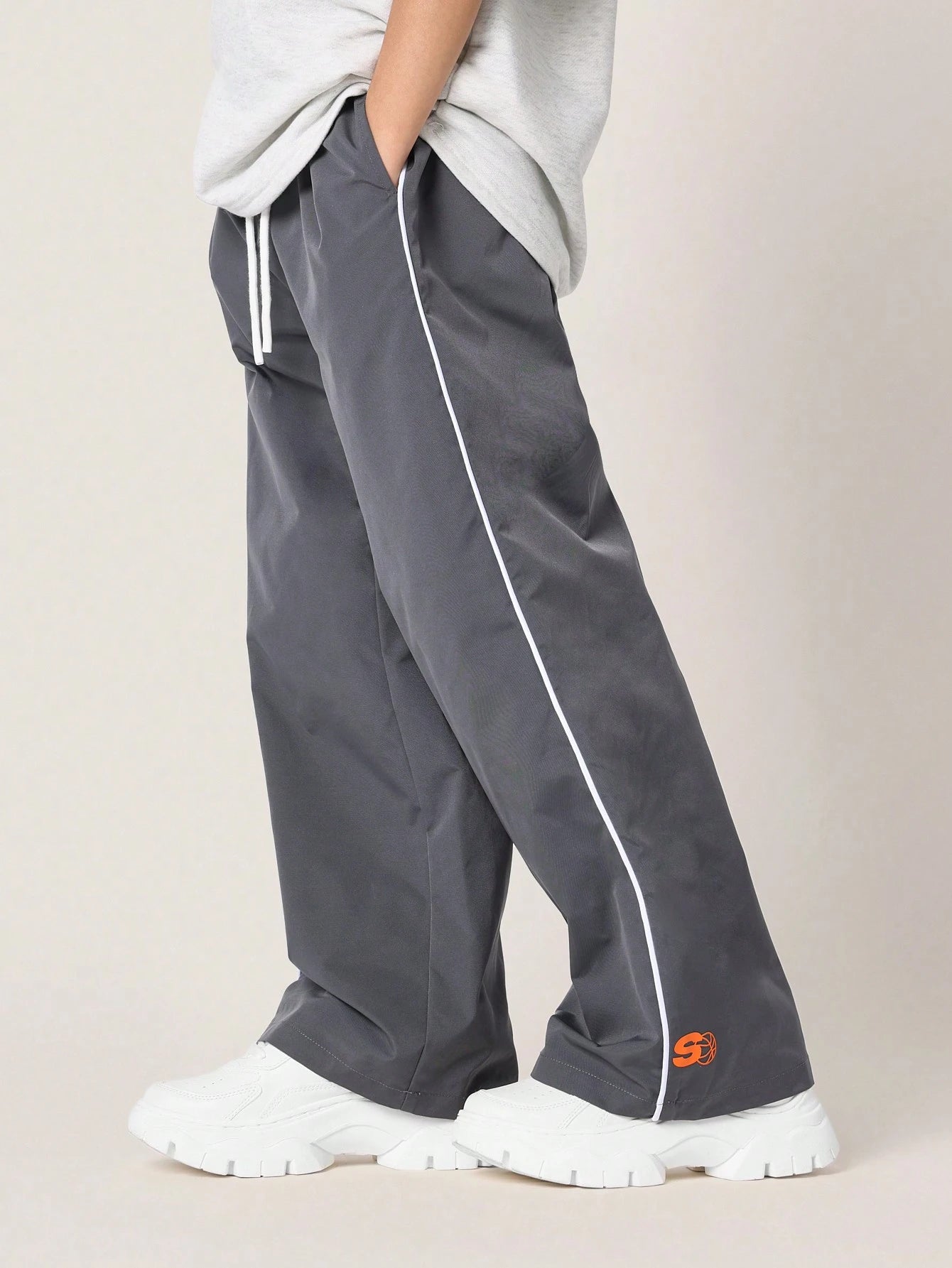 Tween Boys Comfy Oversized Fit Elbow Sleeve Tee With Small Graphic Print And Contrast Loose Fit Parachute Nylon Pant