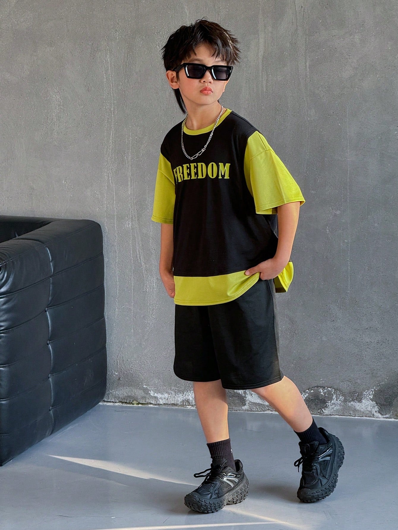 Tween Boy Contrast Color 2 In 1 Set: Loose Letter Graphic Round Neck Short Sleeve T-Shirt And Black Shorts Green