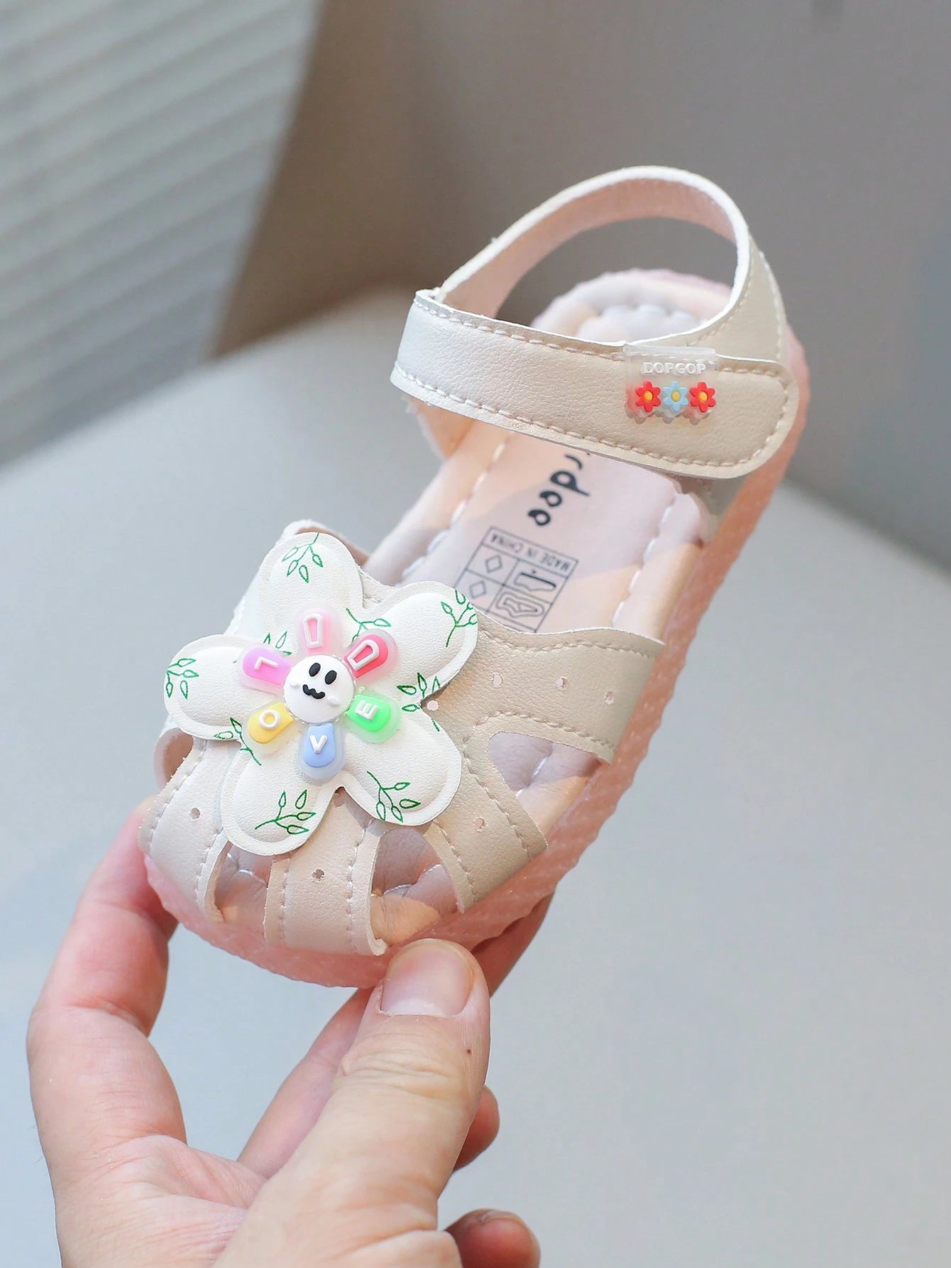 Fashion Girls Hollow Smiling Face Flower Design Sandals