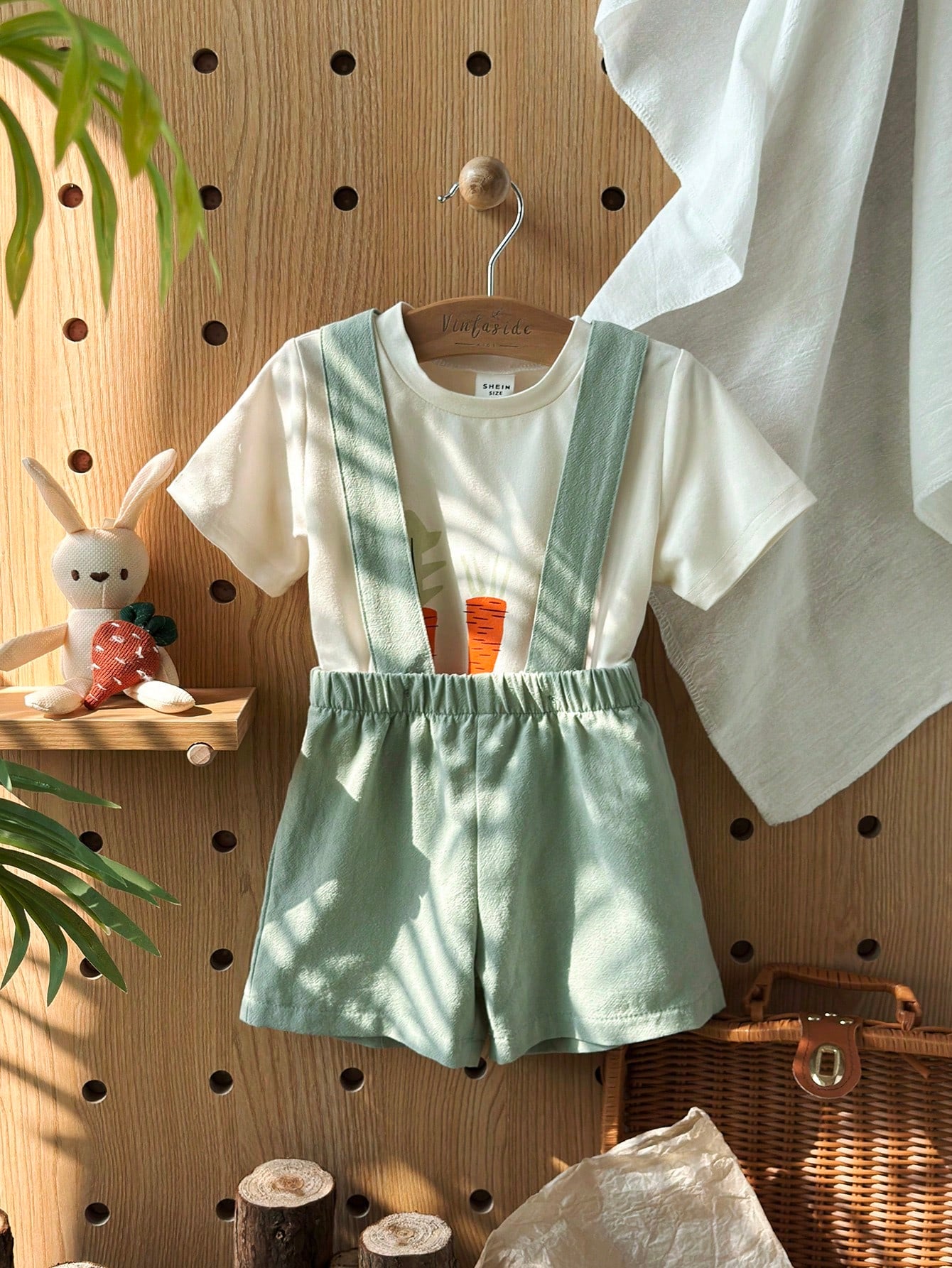 Baby Boy Carrot Print Round Neck Short Sleeve T-Shirt & Solid Color Bib Shorts