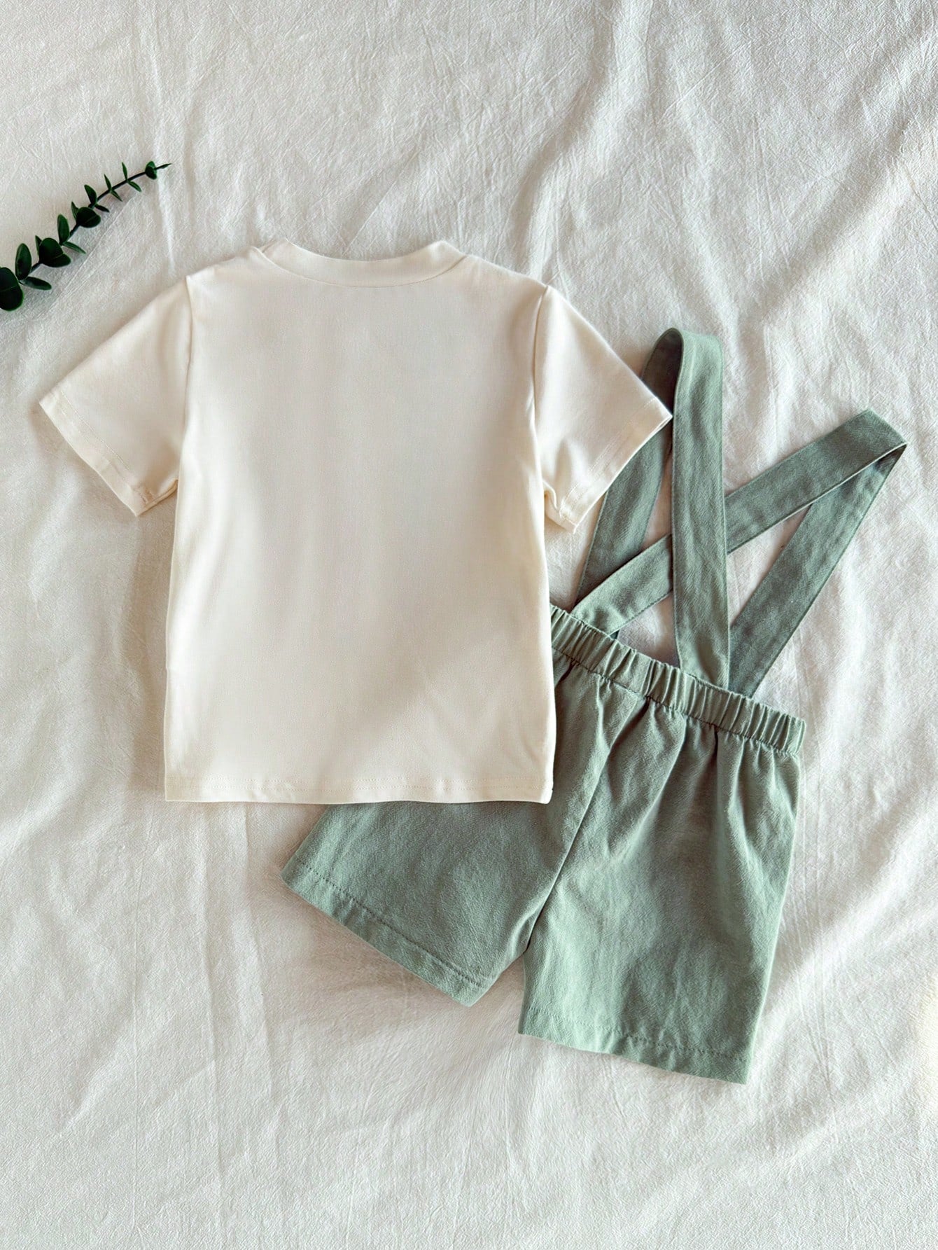 Baby Boy Carrot Print Round Neck Short Sleeve T-Shirt & Solid Color Bib Shorts