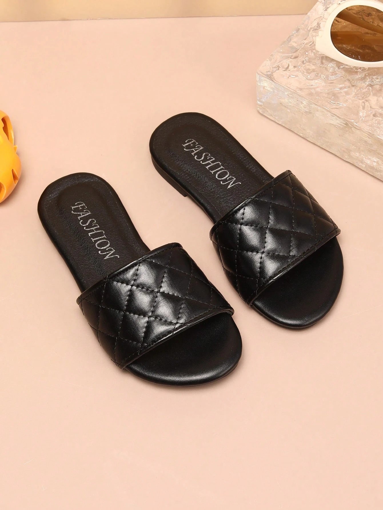 1 Pair Girls Rhombic Quilted Decorated, Minimalist Solid Slipper