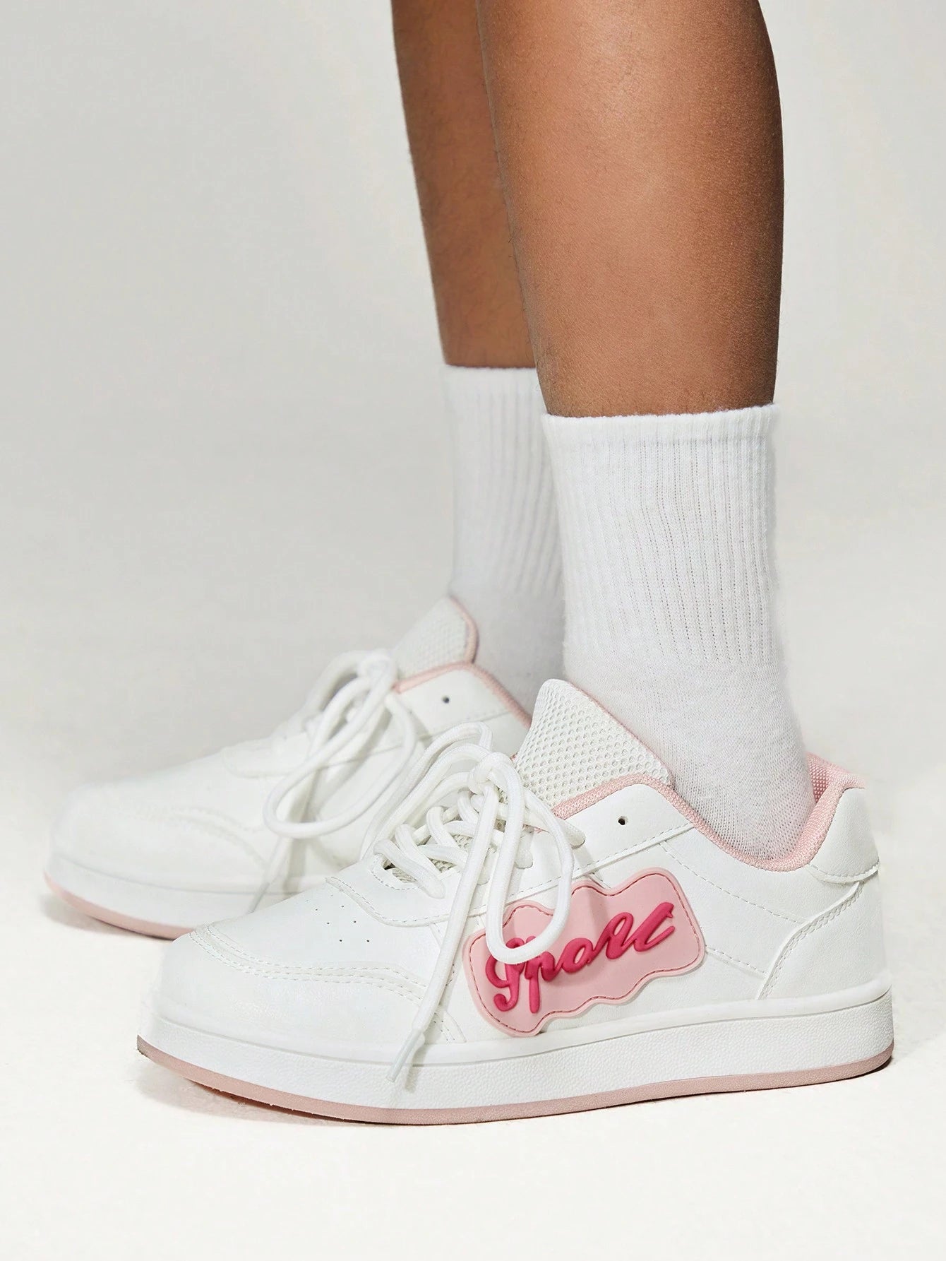 1 Pair White Simple Designed Sneakers