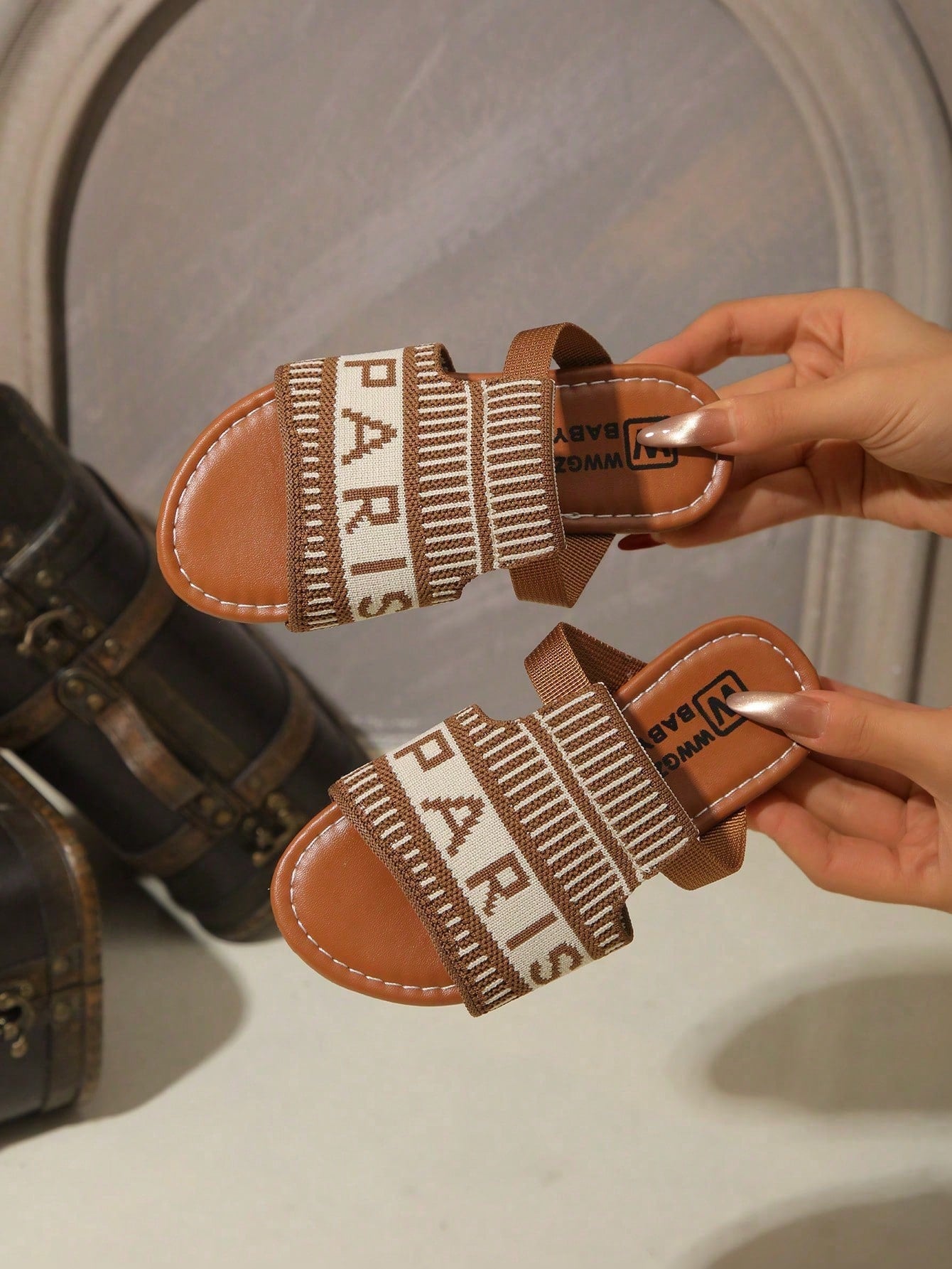 EuropeAn-American Style Round Toe Letter Embroidered Beach Slippers Brown