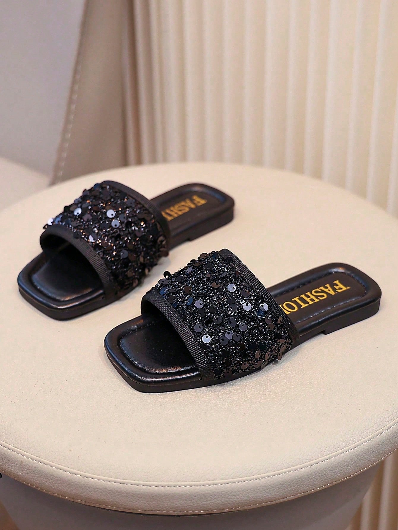 New Style Of Girls' Sandals With Sequin Edging Design