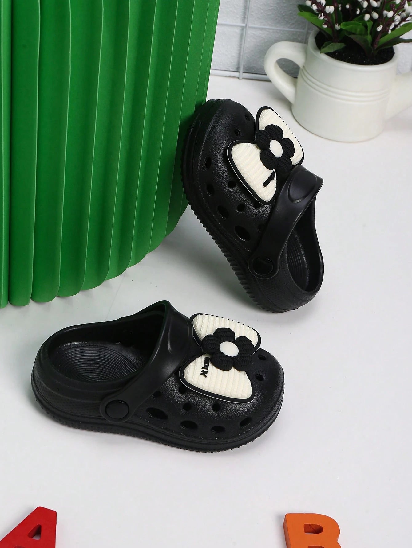 Girls' Hollow Out Flat Slip-Resistant Sandals With Cute Bowknot Buckle