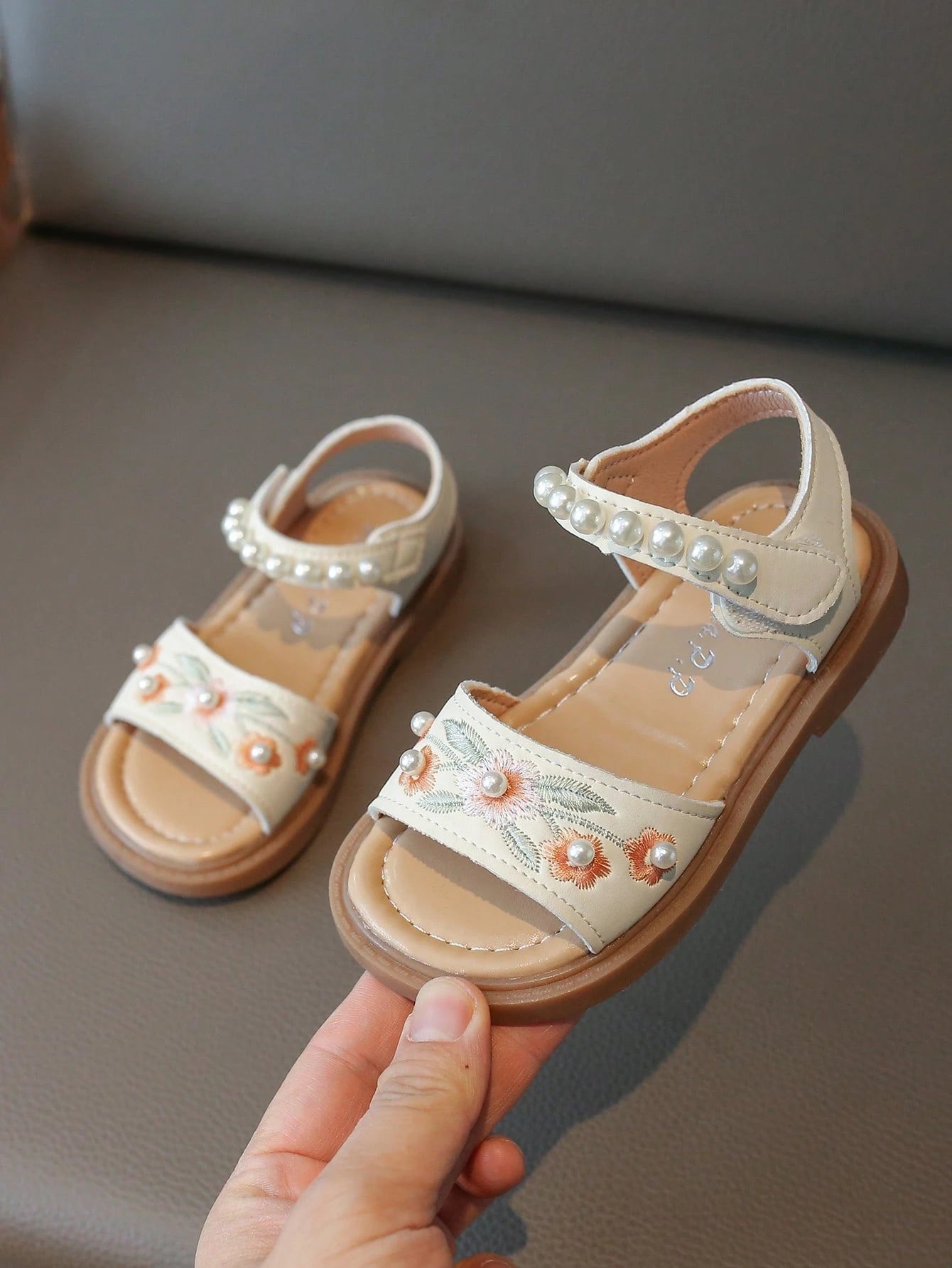 1 Pair Fashionable Minimalist Pearl Flower Hook And Loop Girls Flat Sandals Beige
