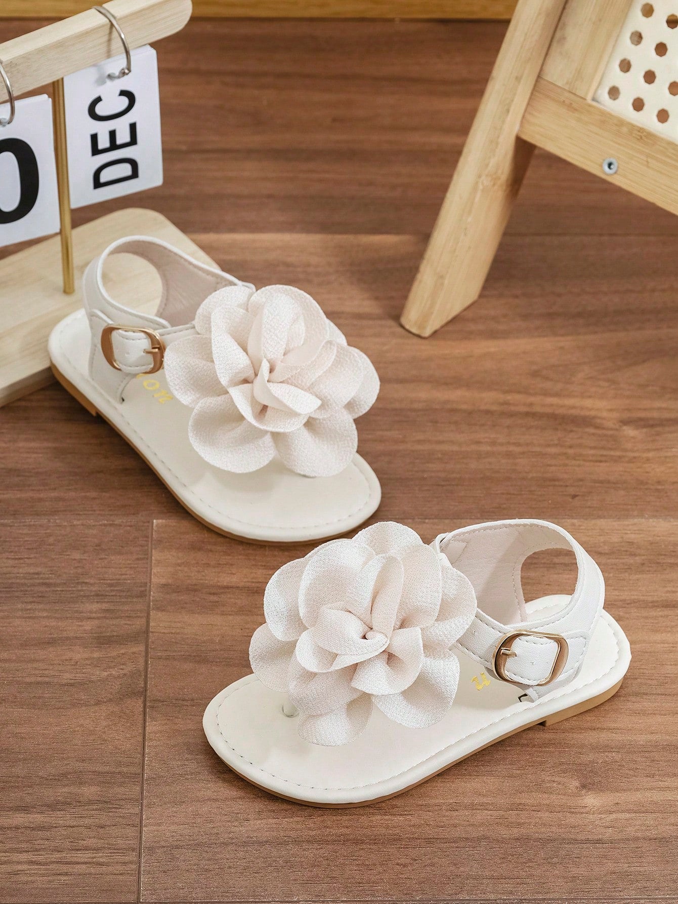 New Fashion Versatile Round Toe Thong Sandals With Large Flower