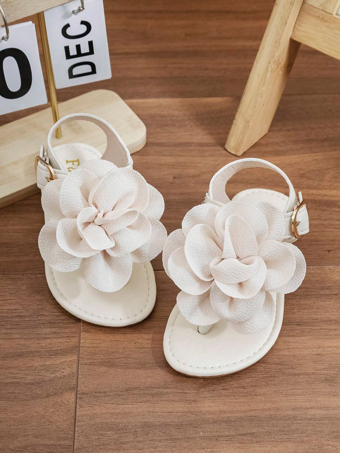 New Fashion Versatile Round Toe Thong Sandals With Large Flower Beige