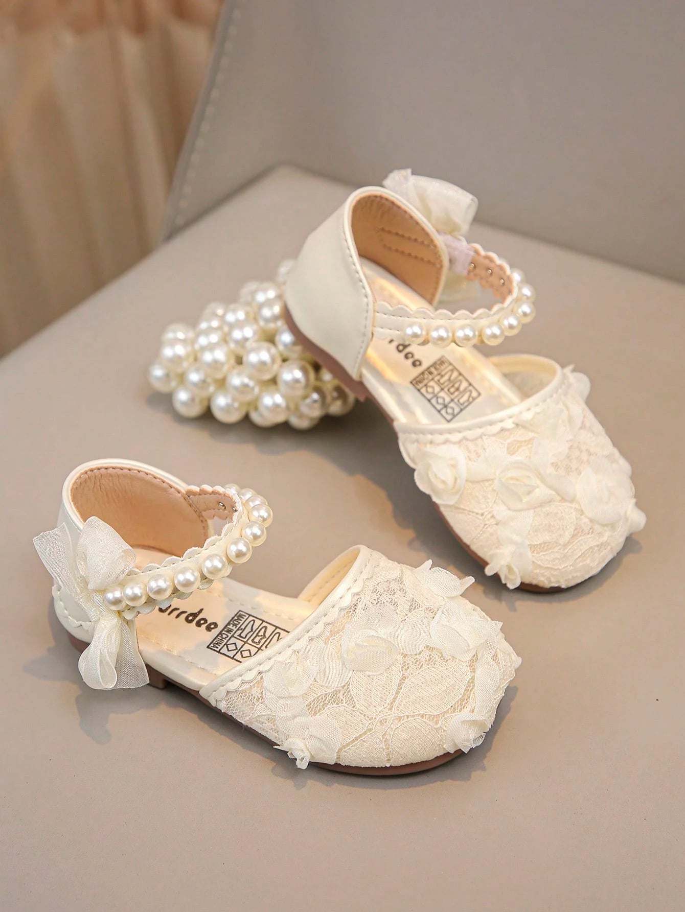 1 Pair Girls New Fashion Elegant Simple Pearl Gloss PU Embroidered Mesh Sandals