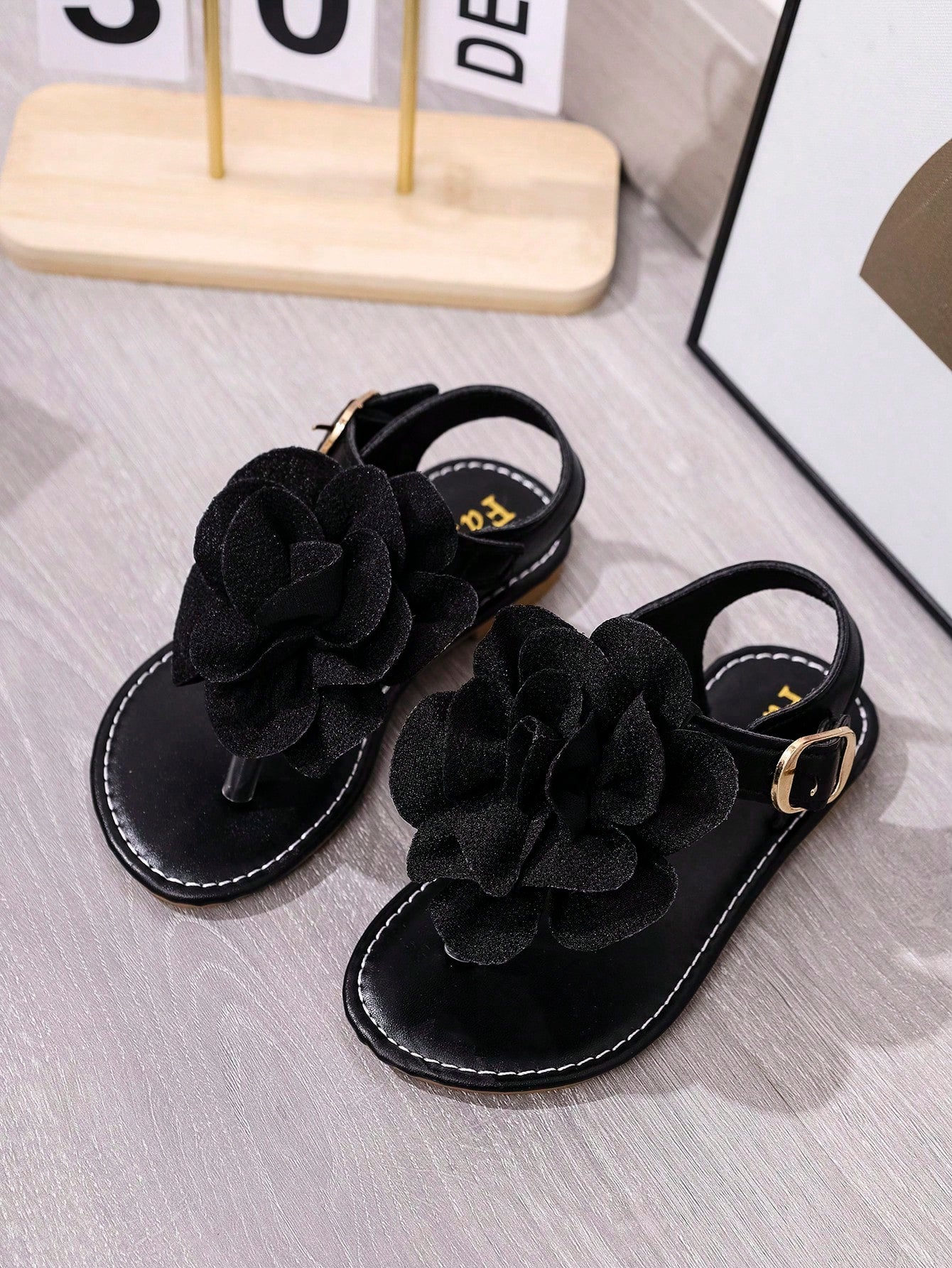 New Fashion Versatile Round Toe Thong Sandals With Large Flower