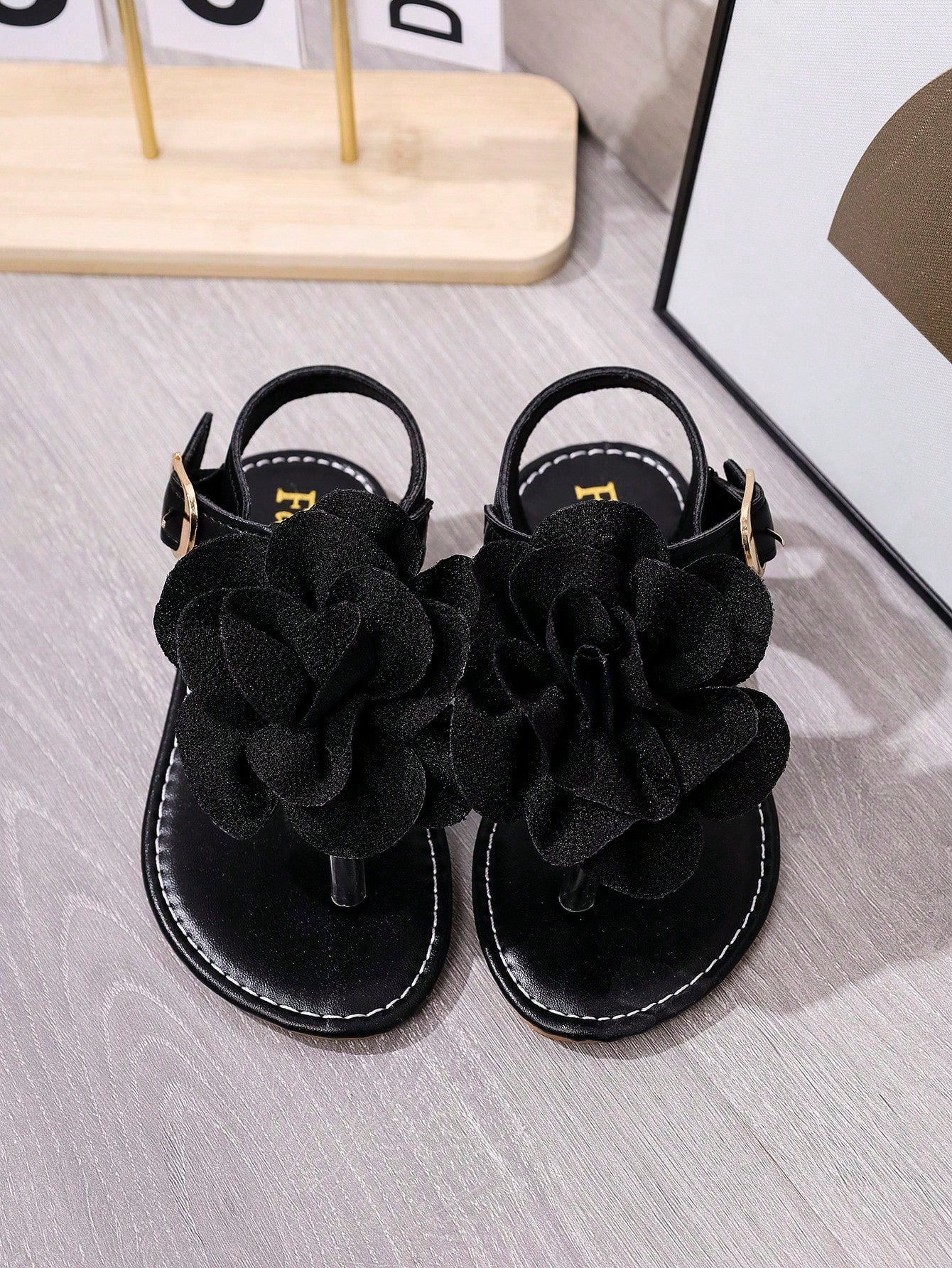 New Fashion Versatile Round Toe Thong Sandals With Large Flower Black