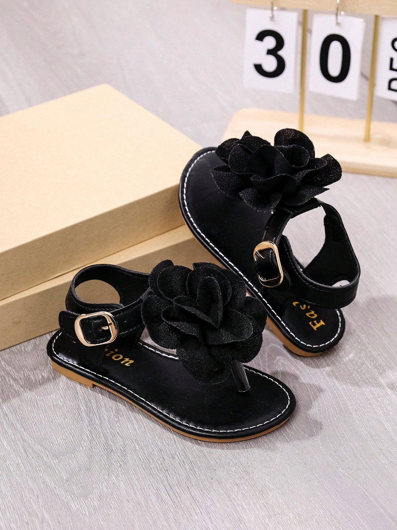 New Fashion Versatile Round Toe Thong Sandals With Large Flower