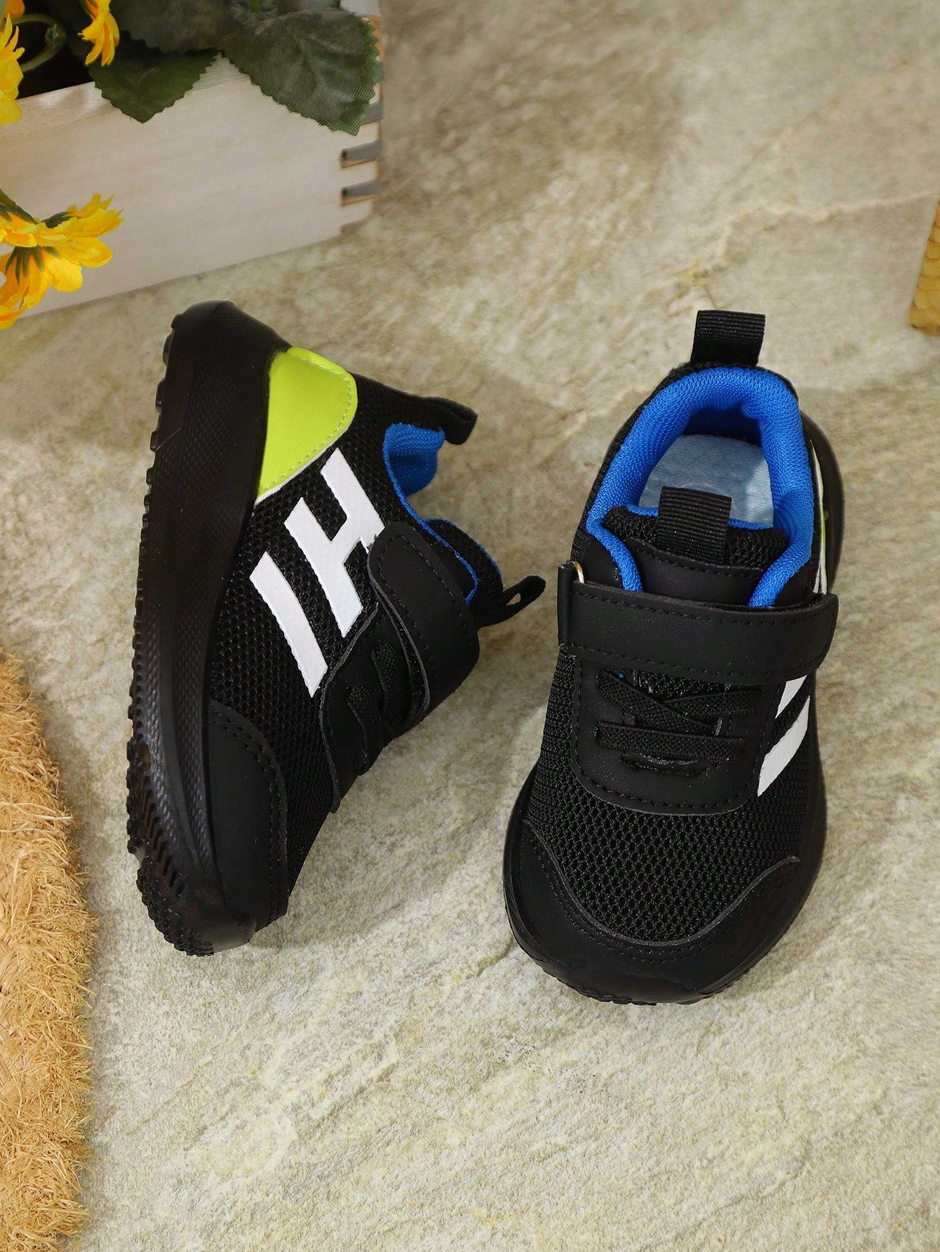 1 Pair Children's PU Breathable Non-Slip Soft Sole Fashion Casual Sports Running Shoes