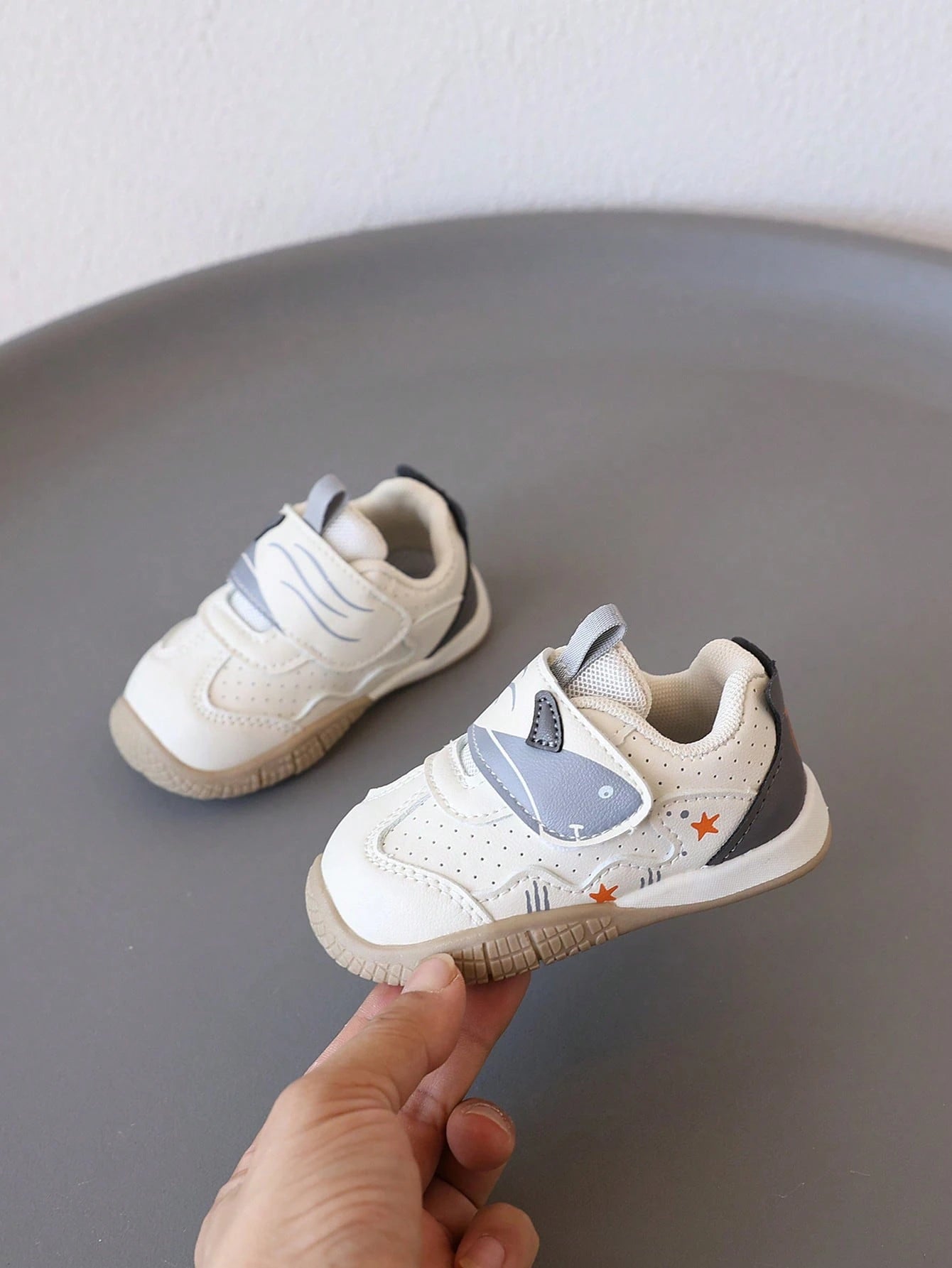 1 Pair Infant Shark Pattern Decorated Leather-Like Material Protective Toe Shoes Grey