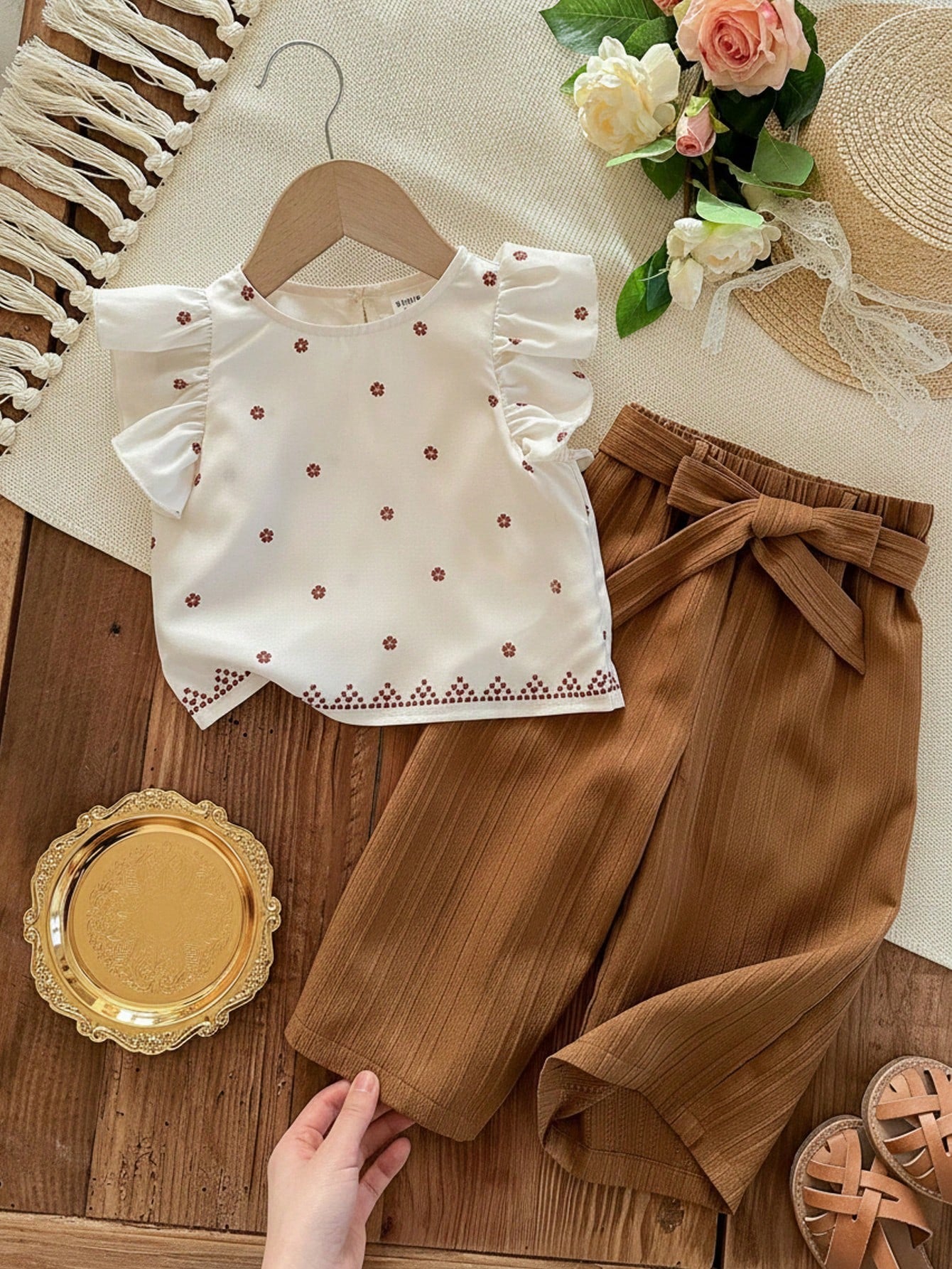 Young Girl Knitted Ruffle Collar Top And Ditsy Floral Loose Pants Set