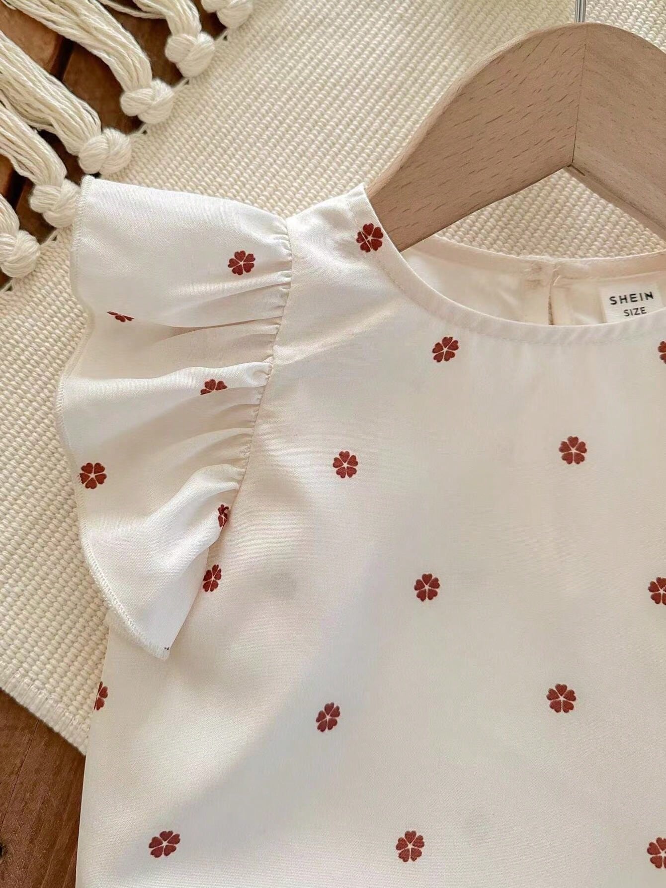 Young Girl Knitted Ruffle Collar Top And Ditsy Floral Loose Pants Set