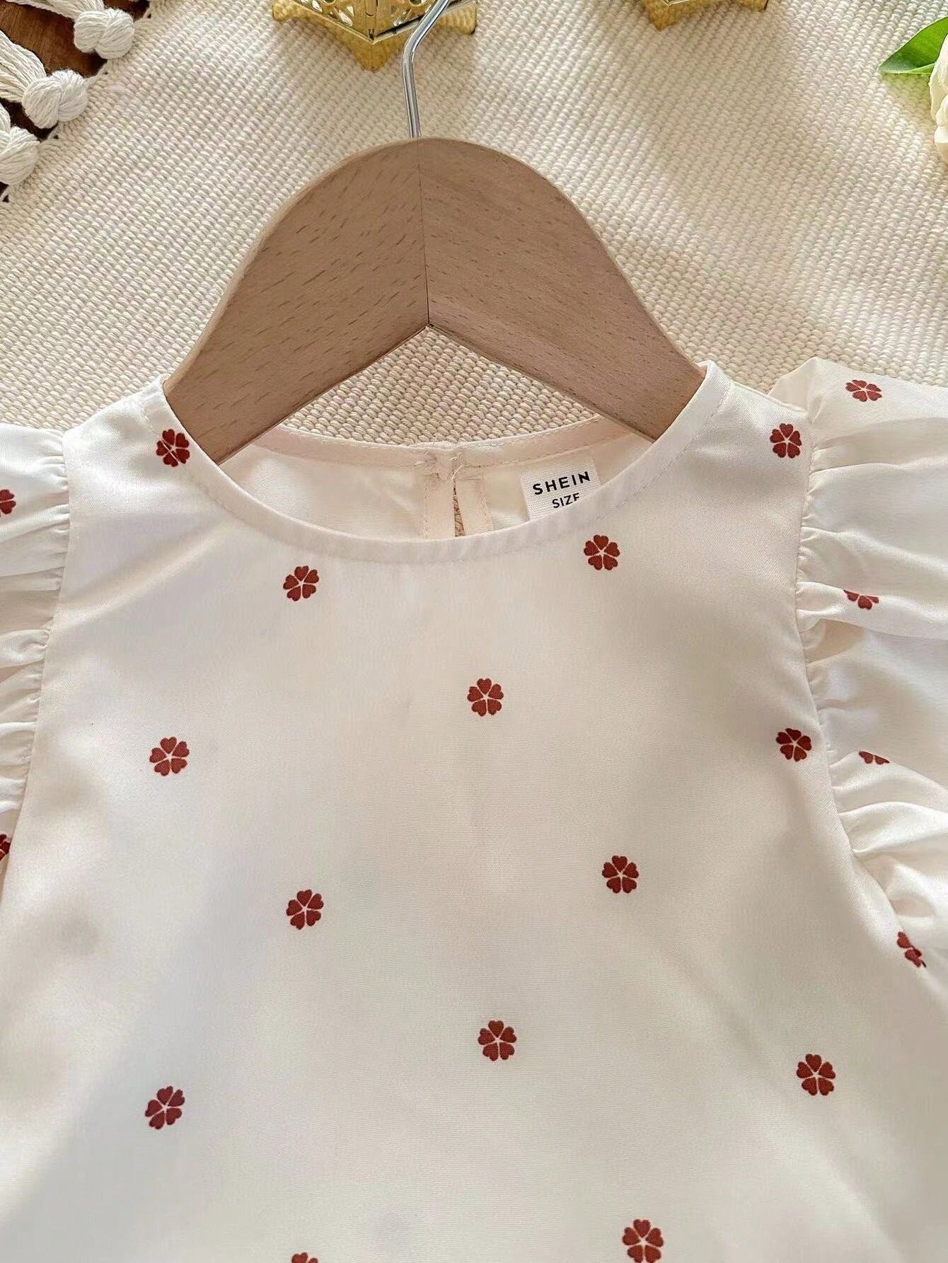 Young Girl Knitted Ruffle Collar Top And Ditsy Floral Loose Pants Set