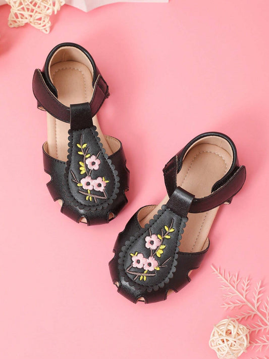 A Pair Of Baby Girls Hollow-Out Floral Design Closed Toe Flat Cute Sandals 26