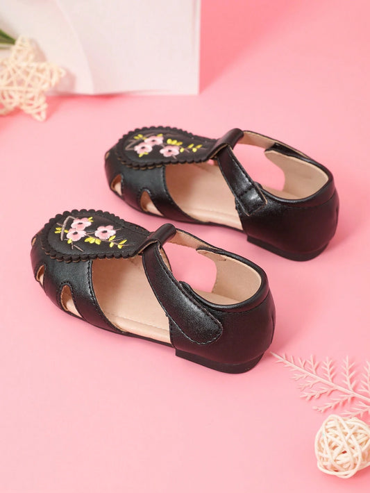 A Pair Of Baby Girls Hollow-Out Floral Design Closed Toe Flat Cute Sandals