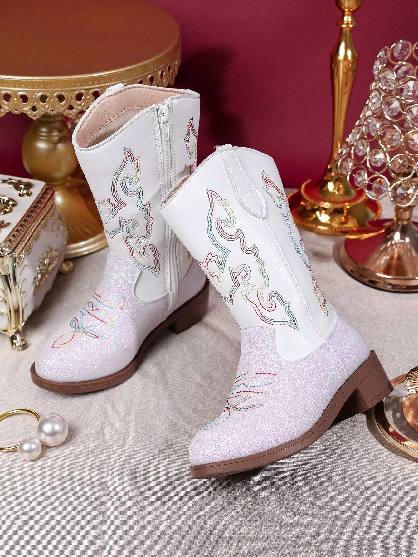 A Pair Of Classic Winter Girls' Boots White