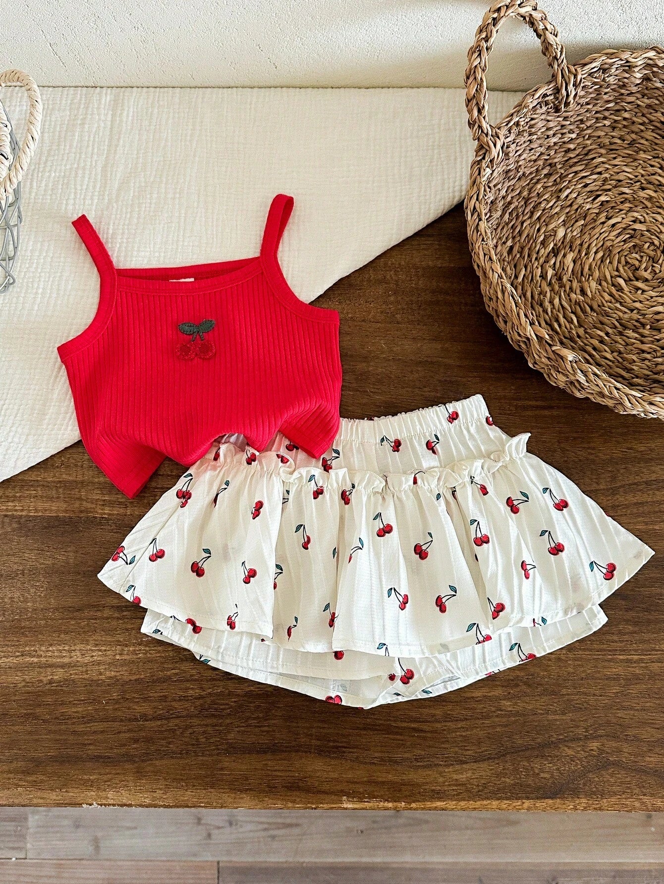2pcs Solid Color Cherry Embroidery Camisole And Woven Shorts Set