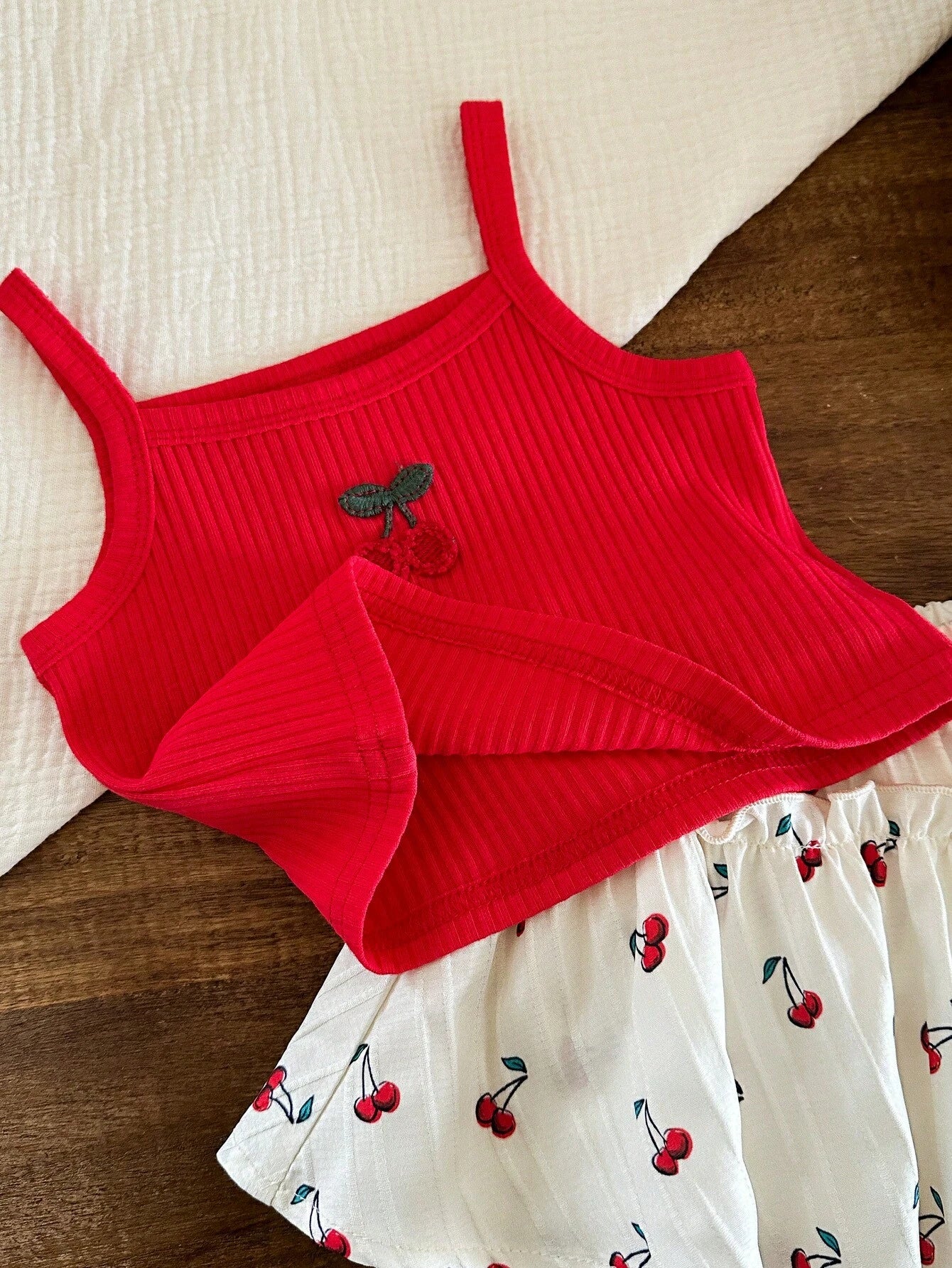2pcs Solid Color Cherry Embroidery Camisole And Woven Shorts Set