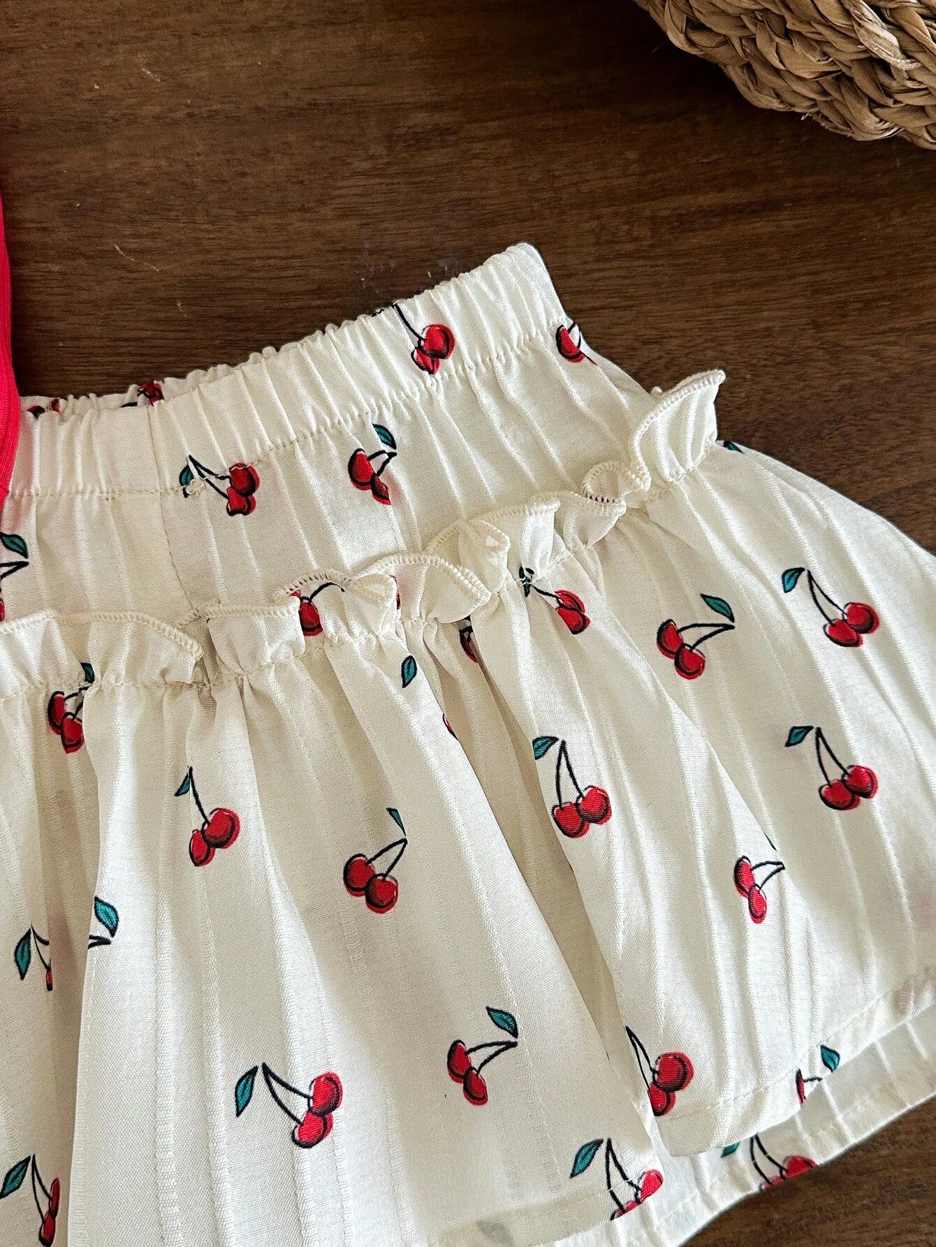 2pcs Solid Color Cherry Embroidery Camisole And Woven Shorts Set
