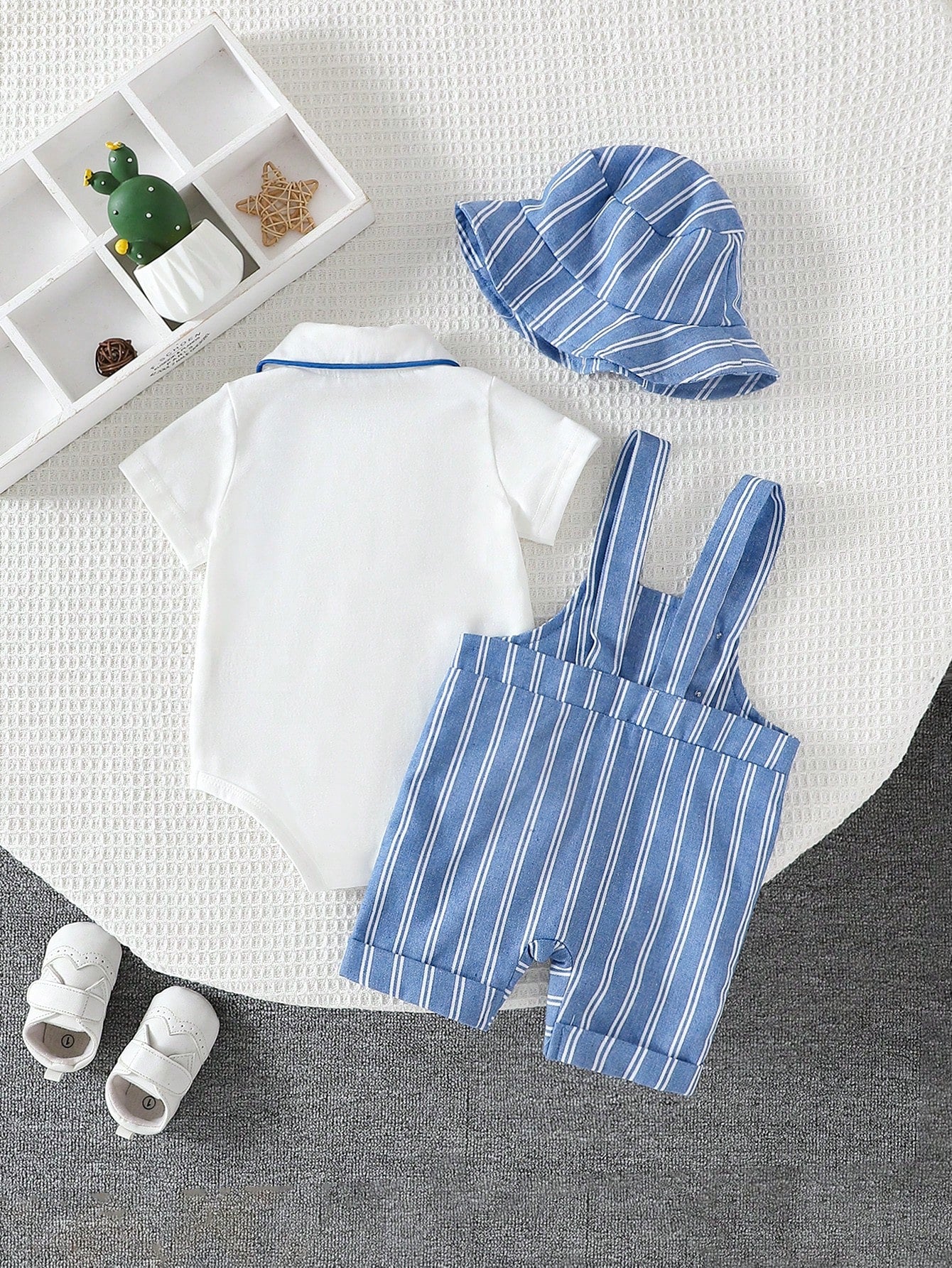 Short Sleeve Knit T-Shirt & Light Blue Striped Overalls With Pockets