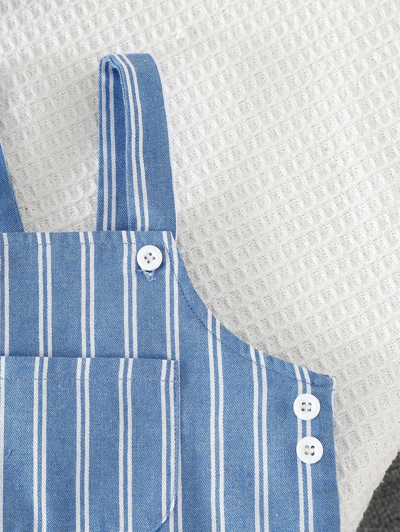 Short Sleeve Knit T-Shirt & Light Blue Striped Overalls With Pockets