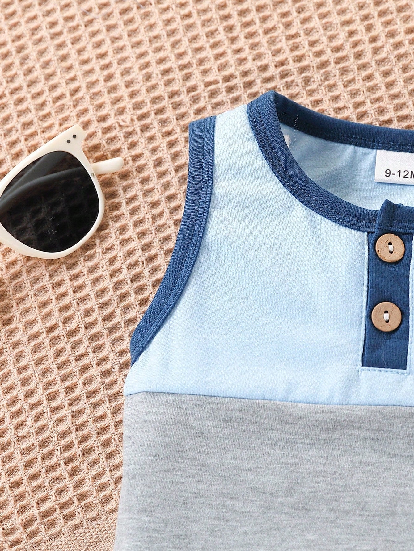 Sleeveless Color Block T-Shirt And Shorts Set