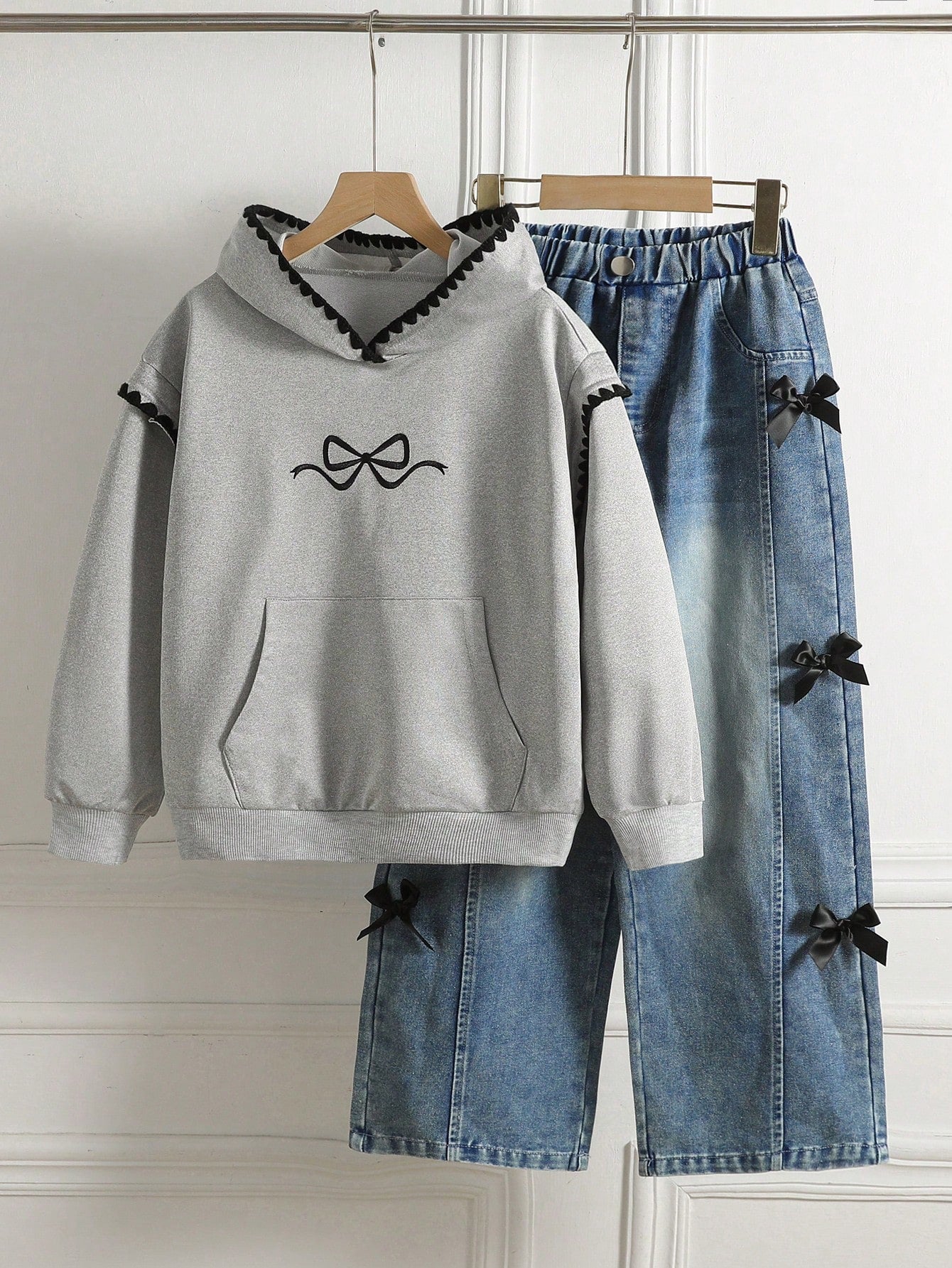 Shell Lace Hooded Sweatshirt And Bow Decor Blue Denim Pants Outfit
