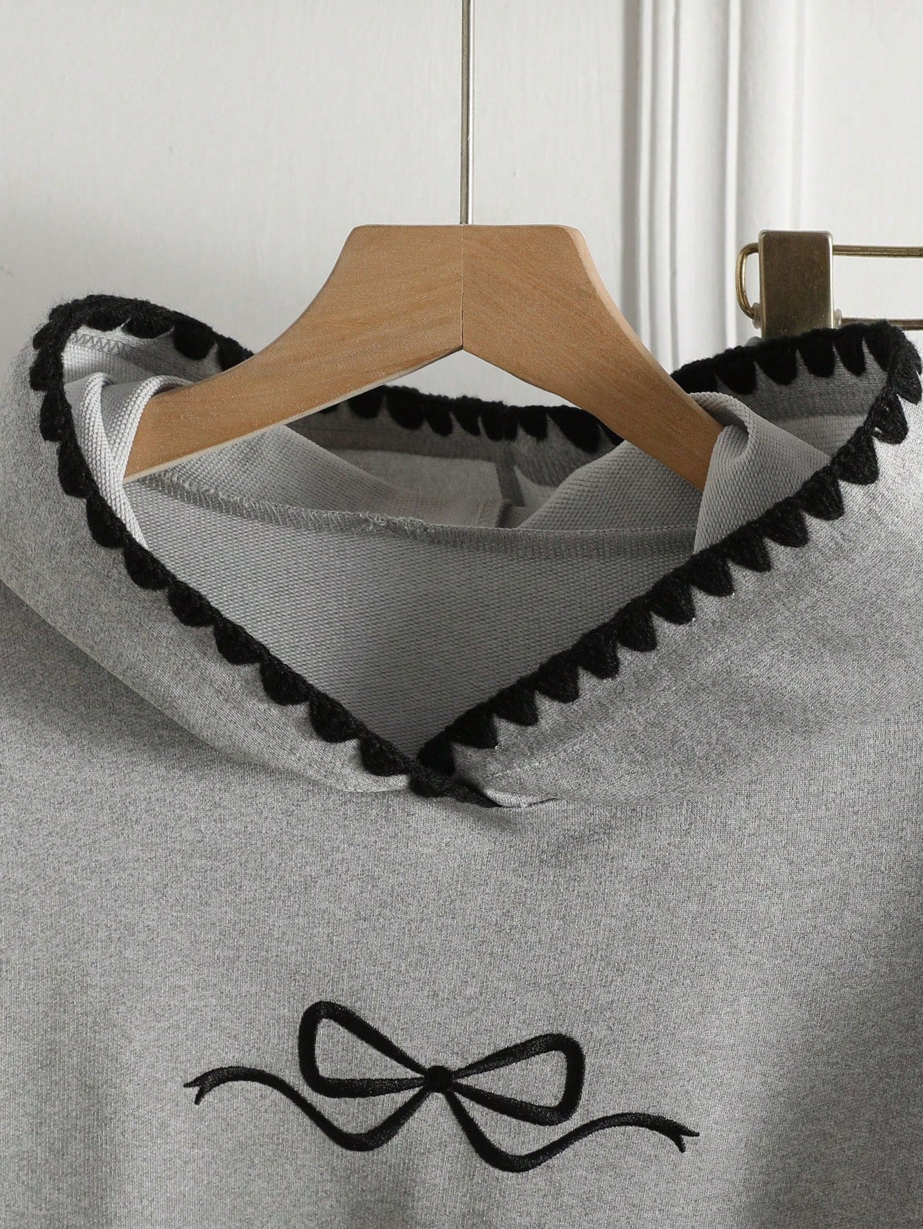 Shell Lace Hooded Sweatshirt And Bow Decor Blue Denim Pants Outfit